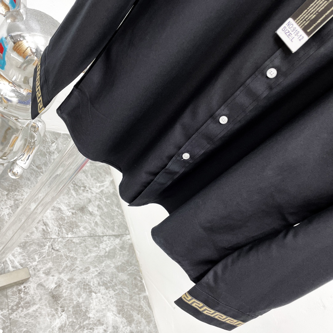 “Versace Leisure Shirt: Classic Style and Quality Details for Seasonal Wardrobe” - 图片 5
