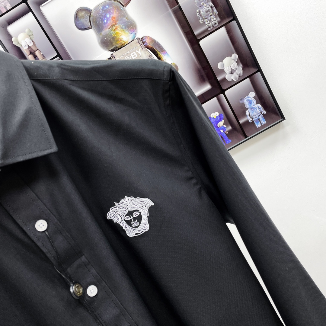 “Versace Leisure Shirt: Classic Style and Quality Details for Seasonal Wardrobe” - 图片 4