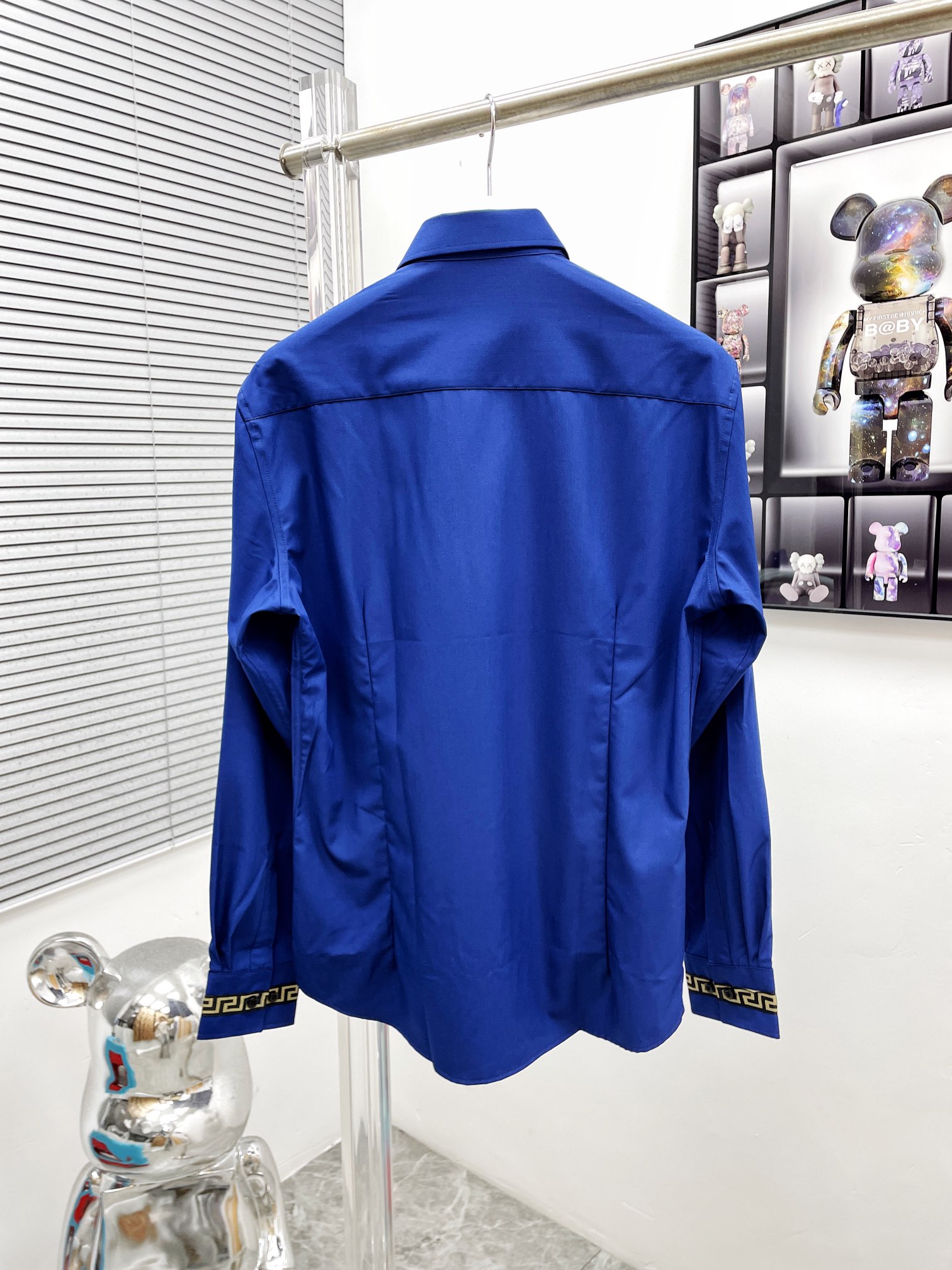 Stylish Versace Leisure Shirt: Classic Quality with Unique Details - 图片 2
