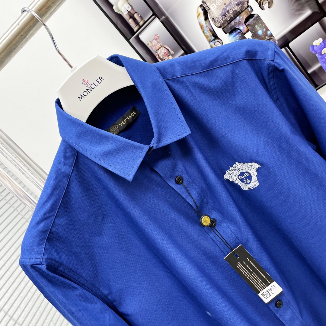 Stylish Versace Leisure Shirt: Classic Quality with Unique Details - 图片 3