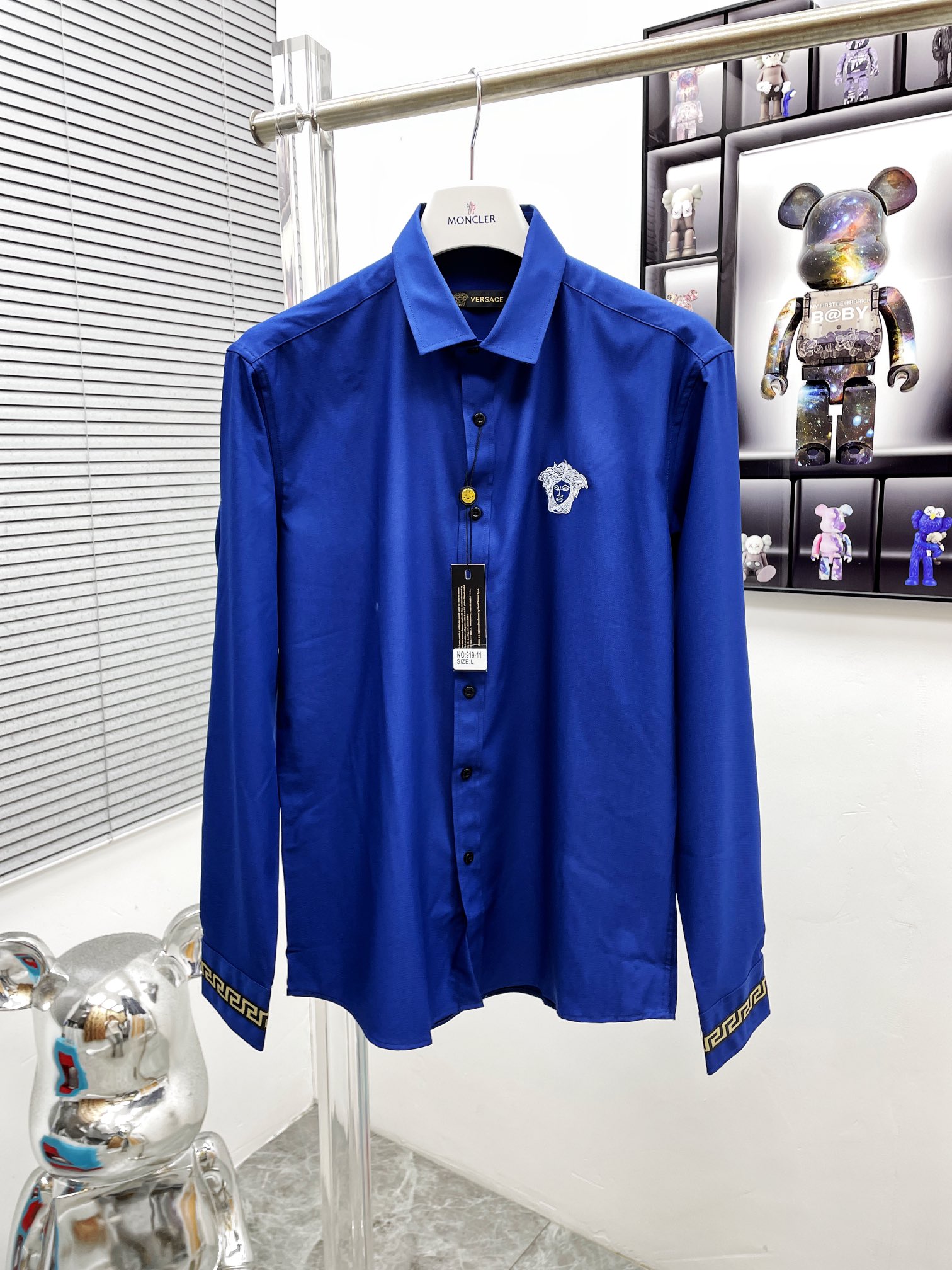 Stylish Versace Leisure Shirt: Classic Quality with Unique Details - 图片 1