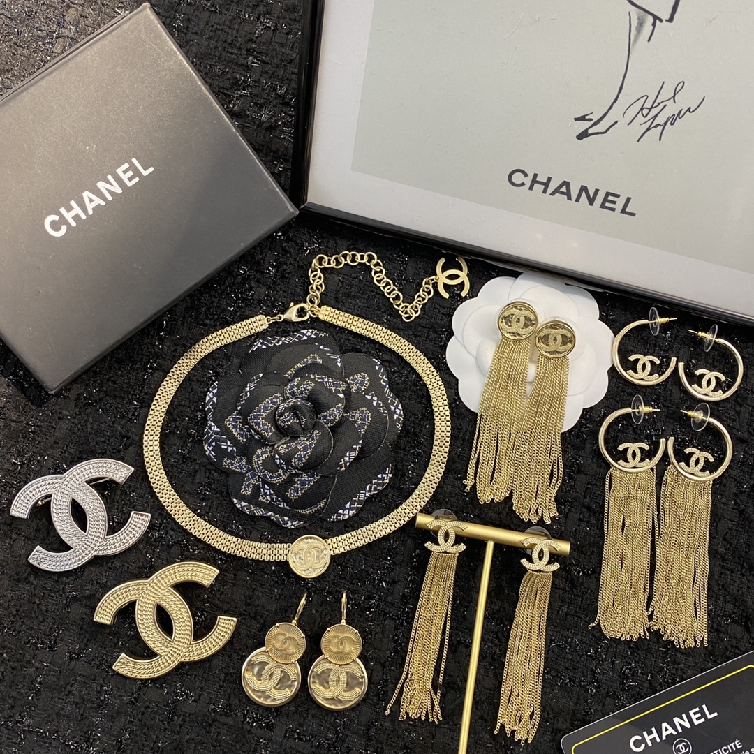  编码E1837  
🛍耳钉热销款火爆上新❣
🛍同步专柜‼独家高端品质实拍图‼代购级别‼做工精致细腻👍重