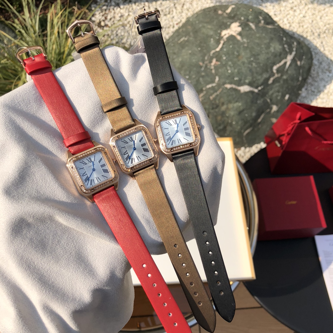 NO:142679,Cartier Sandos Ultra-thin Dumont series watches, inherit classics, unrestrained exploration, break through boundaries, elegant and straightforward, and come with time. The side is treated with brushed technology. The bezel is polished and decorated with 8 exposed screws, continuing the historical heritage of the model masterpiece of watchmaking. The dial is made of satin matte silver ray pattern, sapphire crystal mirror, and the head is made of natural sapphire white crystal stone. The strap is made of silk fabric, which feels silky and tender. The movement is original Swiss movement with Cartier Lg font. Combined with the rose gold case color, the entire watch looks high-end elegant, 27.5 mm wide and 38 mm long and 7 mm thick. The proportional design is just right. Not only that, the slightly curved case curve is more suitable for the wrist. It is a high-end brand with luxury jewelry. The design is always so humanized and fashionable.  We also have a full set of packaging for the counter, the first choice for self-wrapping gifts!  , cartier19860909卡地亚山度士超薄杜蒙系列腕表,传承经典,不羁探索,突破边界,优雅率性,与时光俱来,侧面以拉丝工艺处理,表圈则是经过抛光工艺润饰,搭配8颗显露在外的螺钉,延续了制表典范杰作的历史传承,表盘采用缎面磨砂银射线纹,蓝宝石的水晶镜面,把头采用了天然的蓝宝石白色的水晶石,表带采用丝绸面料,手感丝滑稚嫩,机芯原装瑞士机芯,带有卡地亚Lg字体,配合上玫瑰金的表壳颜色,使整个手表显得高端优雅宽27.5毫米长38毫,厚度7毫米,比例设计恰到好处,不仅如此,微微弯曲的表壳弧度,更加贴合手腕,做奢侈首饰出身的高端品牌,设计总是那么人性化 百搭时尚 我们还配备了专柜的全套包装,自戴送礼首选！,,cartier,Watch