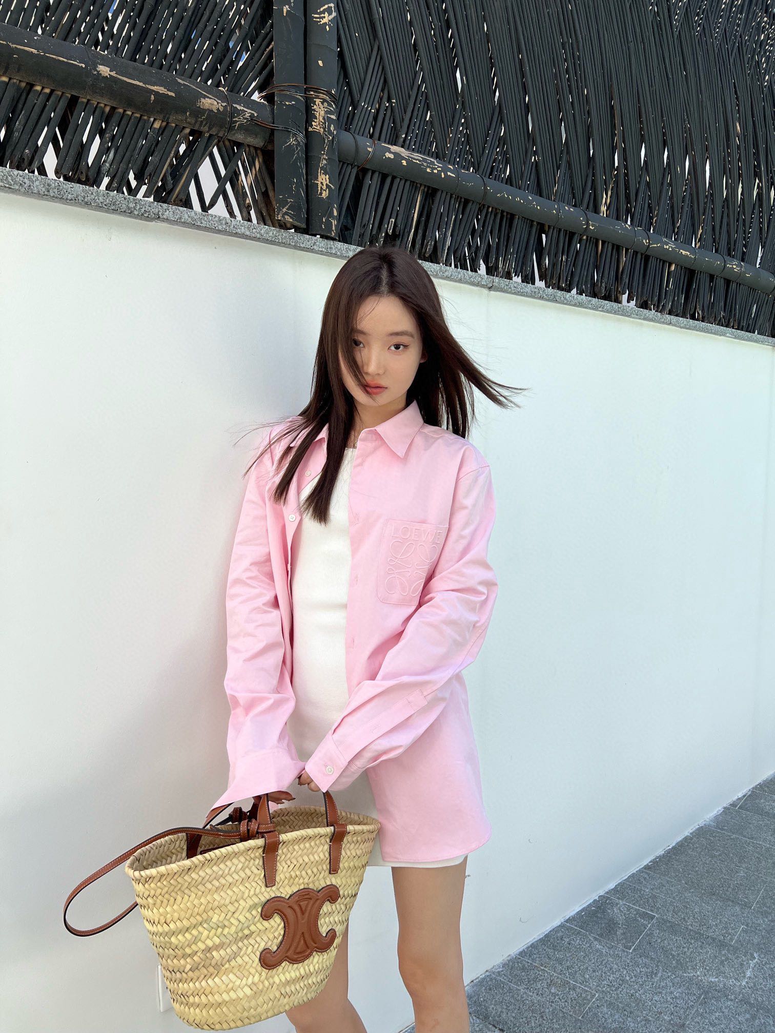 2023Loewe 2023FW 极简通勤的“男友风”衬衫