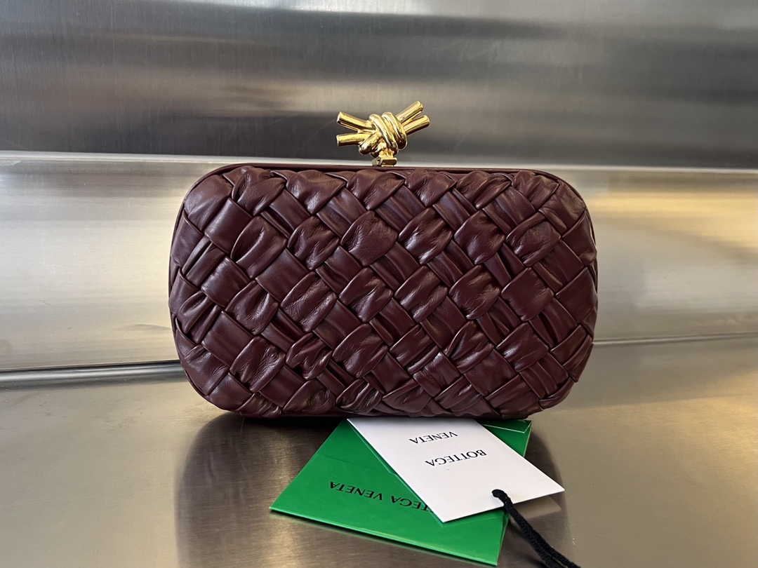 Bottega Veneta плетёная клатч-сумка с металлической застёжкой-узлом из телячьей кожи
