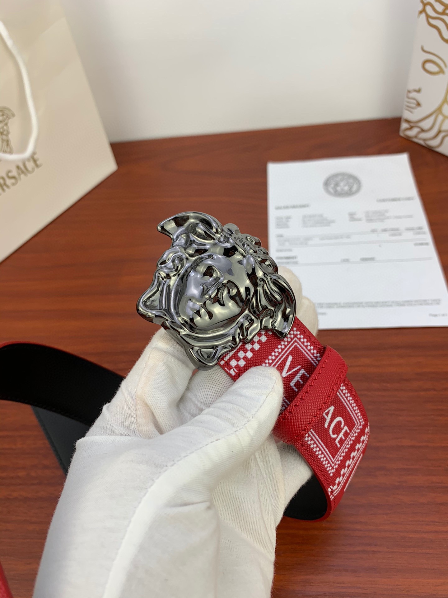 宽度4.0cm VERSACE(范思哲)爆腰带配有醒目的美杜莎头像搭扣-Chinese UA Cheap High Quatity Brand Clothes Bags handbags Sneakers wholesale wholesaler seller from China Factory suppliers Fashion Clothing Shoes best Quality Beautiful Price 宽度4.0cm VERSACE(范思哲)爆腰带配有醒目的美杜莎头像搭扣