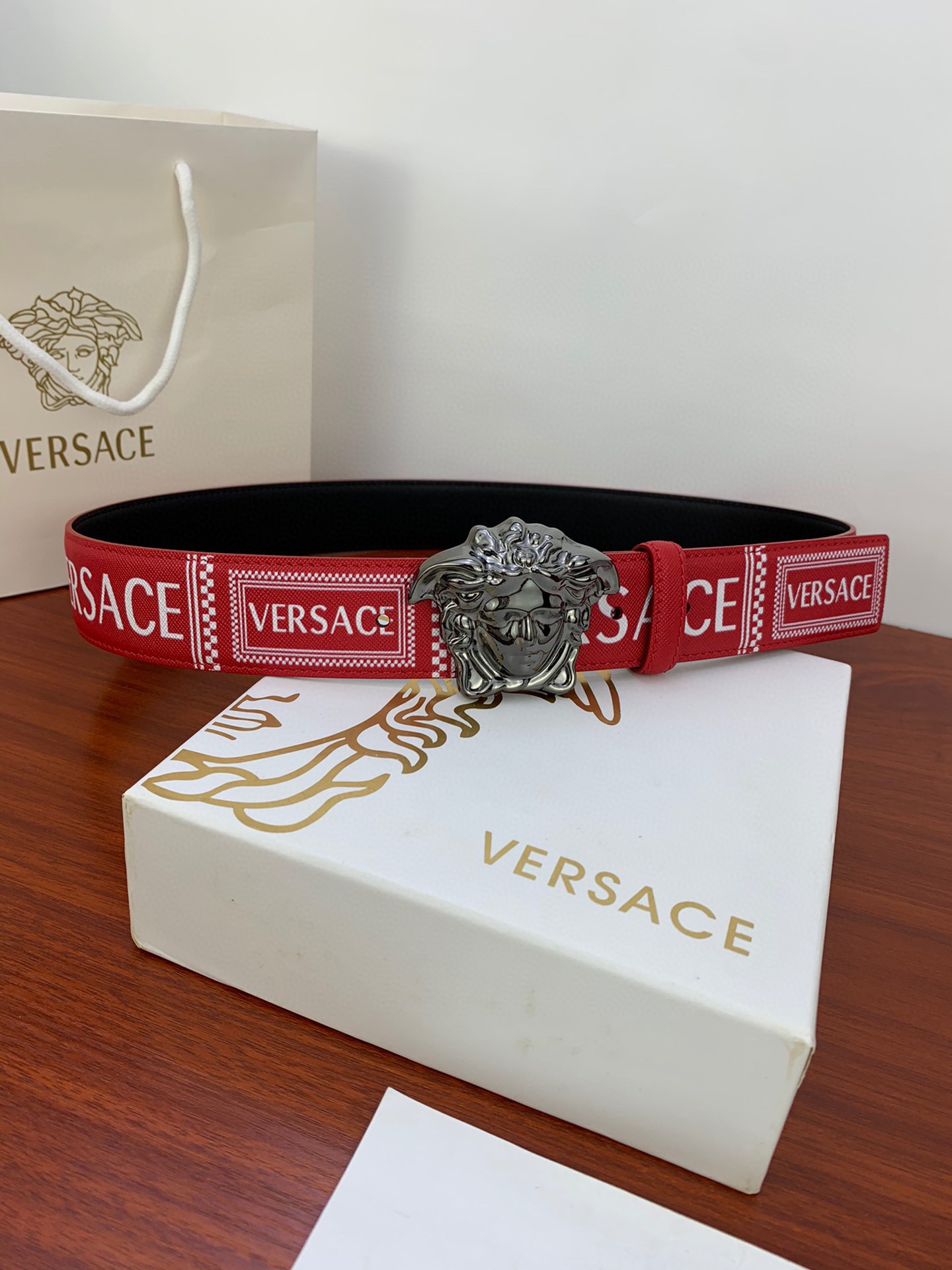 宽度4.0cm VERSACE(范思哲)爆腰带配有醒目的美杜莎头像搭扣-Chinese UA Cheap High Quatity Brand Clothes Bags handbags Sneakers wholesale wholesaler seller from China Factory suppliers Fashion Clothing Shoes best Quality Beautiful Price 宽度4.0cm VERSACE(范思哲)爆腰带配有醒目的美杜莎头像搭扣
