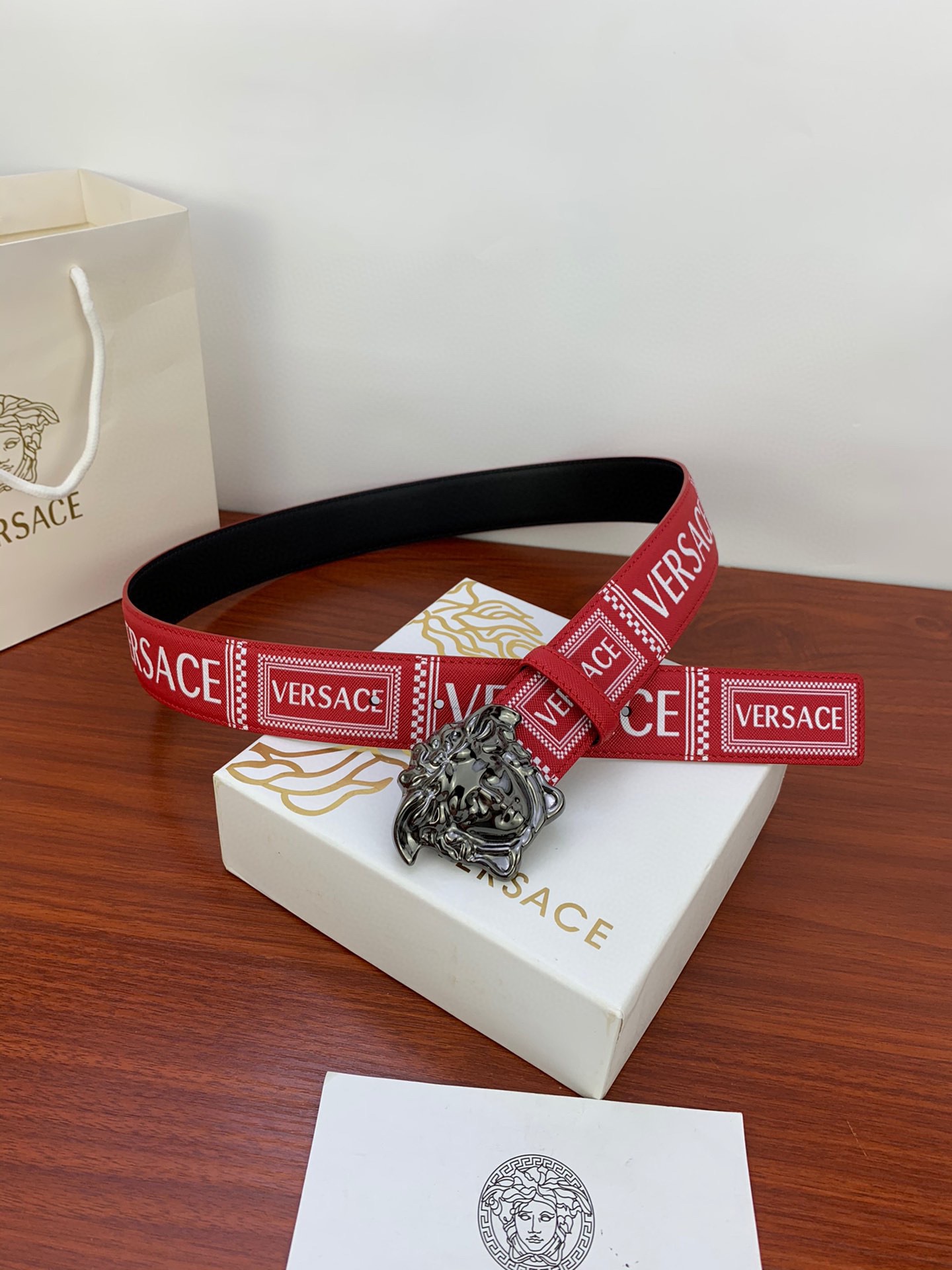 宽度4.0cm VERSACE(范思哲)爆腰带配有醒目的美杜莎头像搭扣-Chinese UA Cheap High Quatity Brand Clothes Bags handbags Sneakers wholesale wholesaler seller from China Factory suppliers Fashion Clothing Shoes best Quality Beautiful Price 宽度4.0cm VERSACE(范思哲)爆腰带配有醒目的美杜莎头像搭扣