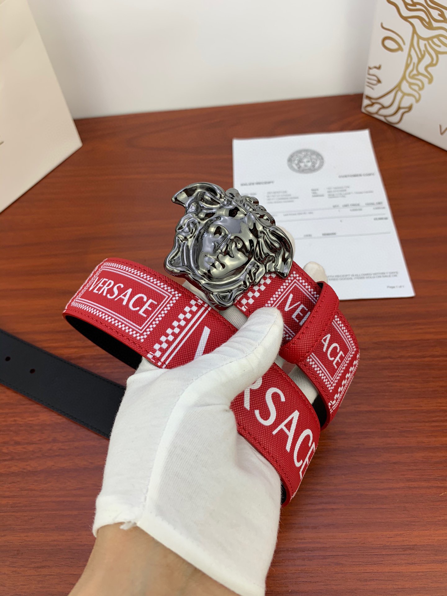 宽度4.0cm VERSACE(范思哲)爆腰带配有醒目的美杜莎头像搭扣-Chinese UA Cheap High Quatity Brand Clothes Bags handbags Sneakers wholesale wholesaler seller from China Factory suppliers Fashion Clothing Shoes best Quality Beautiful Price 宽度4.0cm VERSACE(范思哲)爆腰带配有醒目的美杜莎头像搭扣