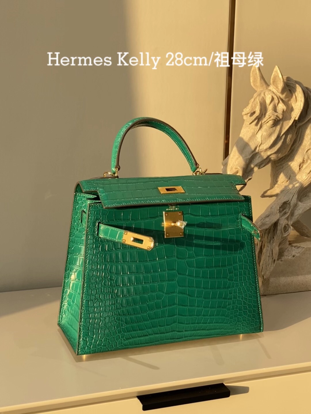 Hermès Kelly 28cm Emerald Green Alligator Leather Handbag - Luxury and Style