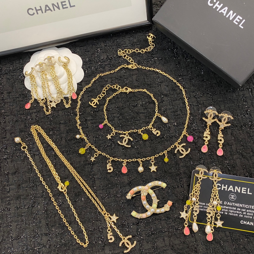  编码E1799   
🛍耳钉热销款火爆上新❣
🛍同步专柜‼️独家高端品质实拍图‼️代购级别‼️做工精致