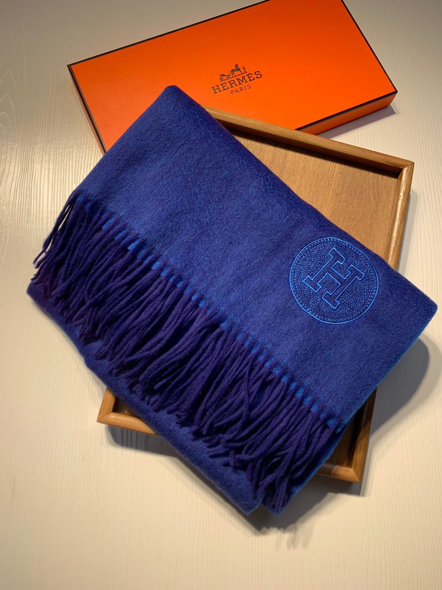 NO:170366,.H Home. [Water Rippled Cashmere Shawl] Awesome in the century!  I feel that I will never love it anymore. QC holds it in my hand. The genuine counter is genuine. All the latest logos and anti-counterfeiting are all the latest anti-counterfeiting items this year. Each one is a qc inspection stamp. So everything is perfect and the counter is the same!  This pure counter goods have all the auxiliary materials and seals, and the chance is that it is invincible!  The counter has 10,000. There are 6 colors in total, each color is so beautiful that it is breathtaking. Double-sided and double-colored heavy things. It is super large and heavy. It supports the counter inspection!  200*70 extra large shawl.50 cashmere 50 lamb fur is used to increase toughness!  The color and color fastness raw materials are all world-class. So you can make fun by buying them!  It weighs 430 grams!  , High-version scarf, Shawls19860909.H家.【水波纹羊绒披肩】世纪牛掰货！感觉有了它真心不会再爱了.QC手里扣下的.真正专柜正品.全部今年最新logo最新防伪.每一条都是qc验货盖章.所以一切完美和专柜无差！这种纯专柜货全部辅料盖章齐全的机会无敌难得！专柜10000.一共6色,每个颜色都美到窒息.双面双色重磅的东西.超大克重.支持专柜验货！200*70超大披肩.50羊绒50羊羔毛用来增加韧性！色泽度色牢度原料都是世界级的.所以买到就赚开心啦！足足430克重！,高版本围巾,shawls,scarf