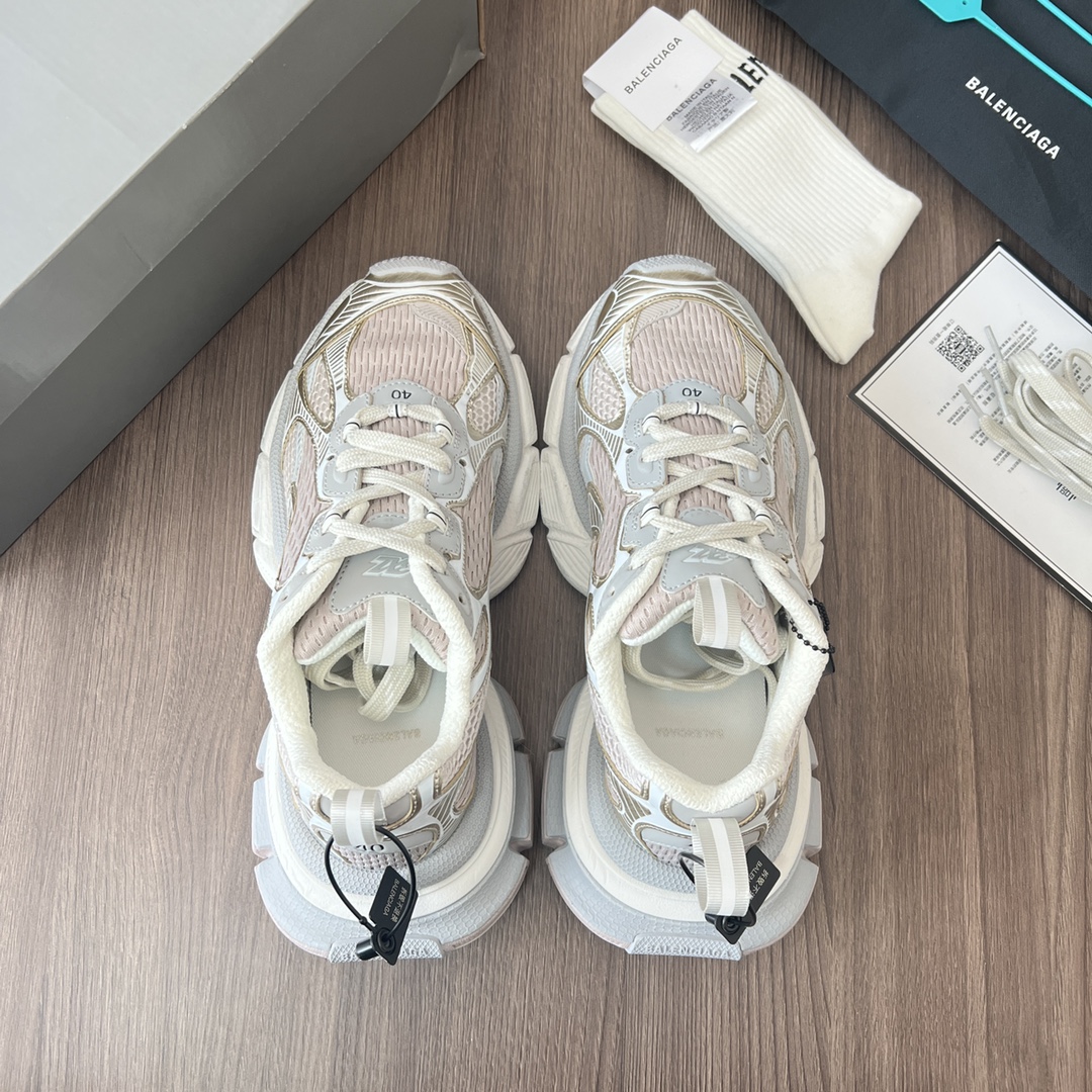 Balenciaga Balenciaga Phantom Sneaker 巴黎世家全新十代潮流跑鞋 在延续 Track Trainer 户外轮廓和复杂鞋面结构的同时