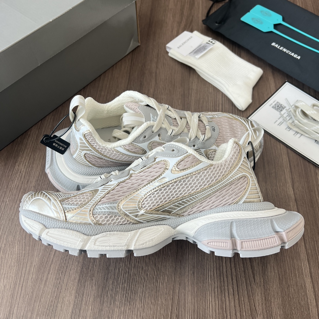 Balenciaga Balenciaga Phantom Sneaker 巴黎世家全新十代潮流跑鞋 在延续 Track Trainer 户外轮廓和复杂鞋面结构的同时