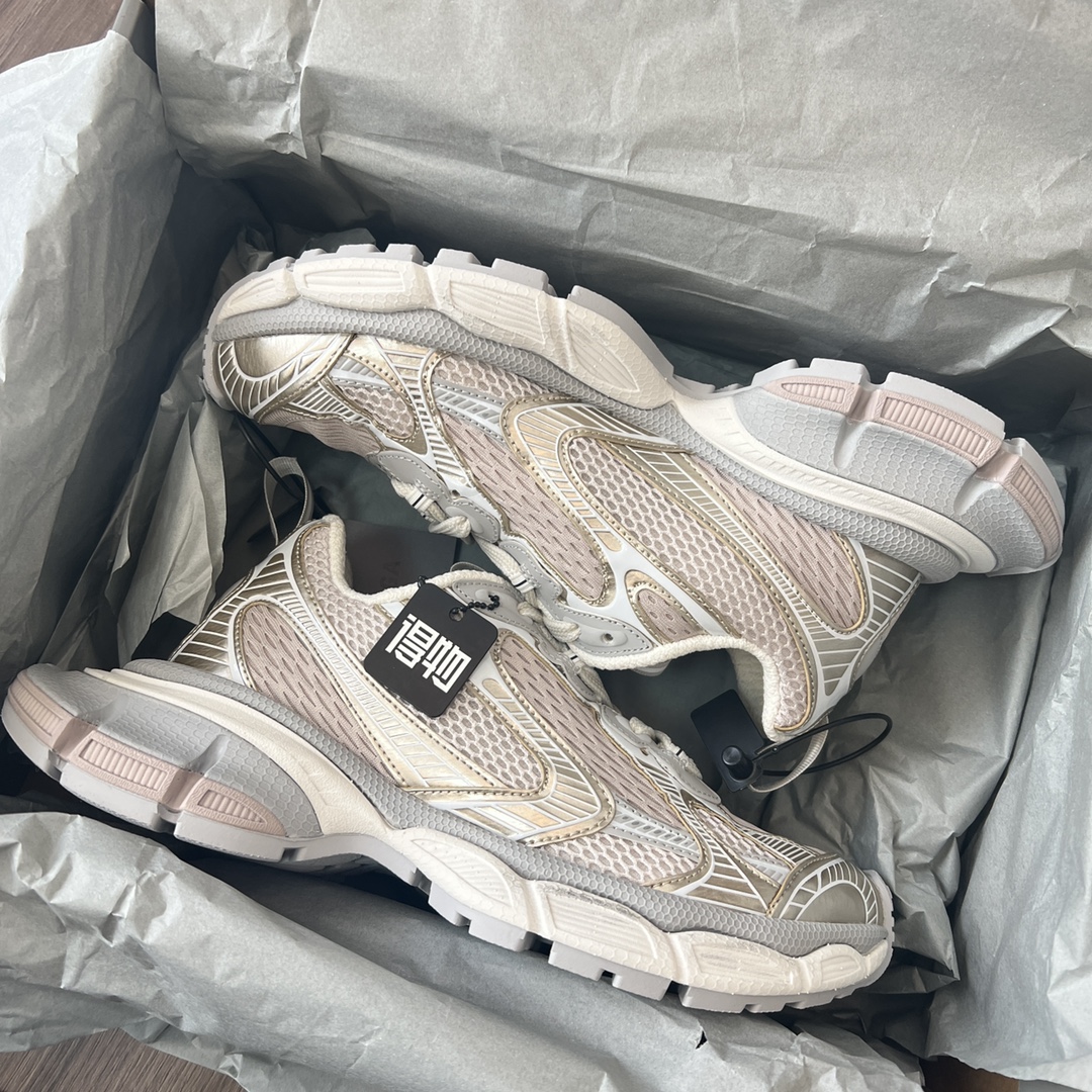 Balenciaga Balenciaga Phantom Sneaker 巴黎世家全新十代潮流跑鞋 在延续 Track Trainer 户外轮廓和复杂鞋面结构的同时