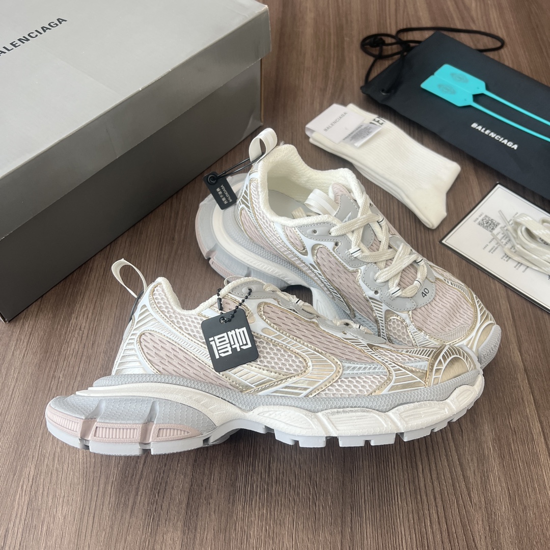 Balenciaga Balenciaga Phantom Sneaker 巴黎世家全新十代潮流跑鞋 在延续 Track Trainer 户外轮廓和复杂鞋面结构的同时