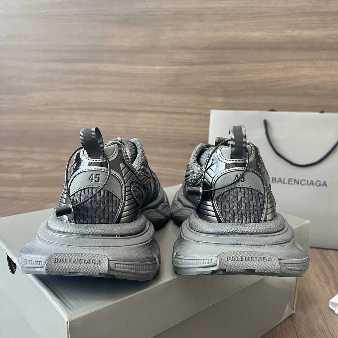 Balenciaga Balenciaga Phantom Sneaker 巴黎世家全新十代潮流跑鞋 在延续 Track Trainer 户外轮廓和复杂鞋面结构的同时