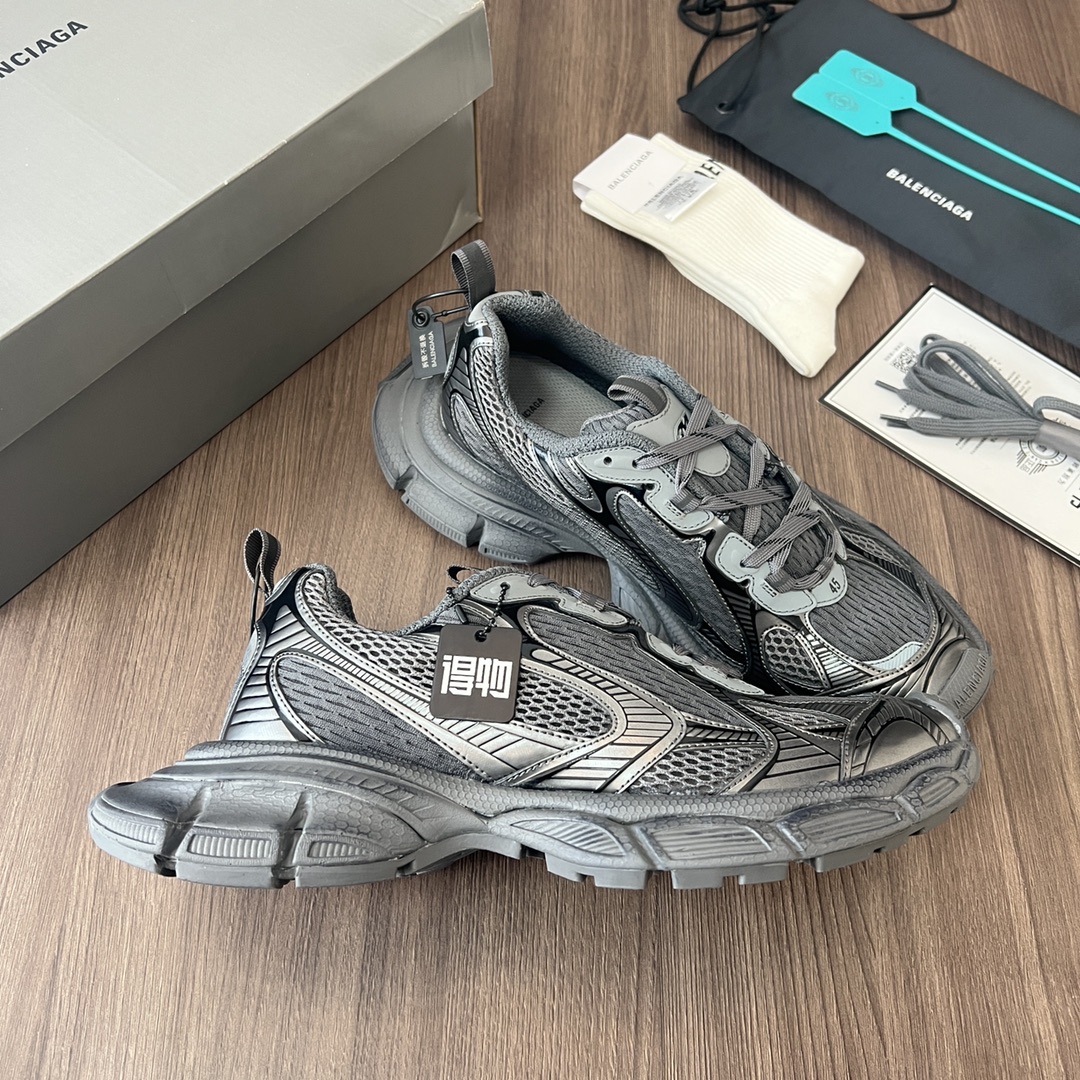 Balenciaga Balenciaga Phantom Sneaker 巴黎世家全新十代潮流跑鞋 在延续 Track Trainer 户外轮廓和复杂鞋面结构的同时