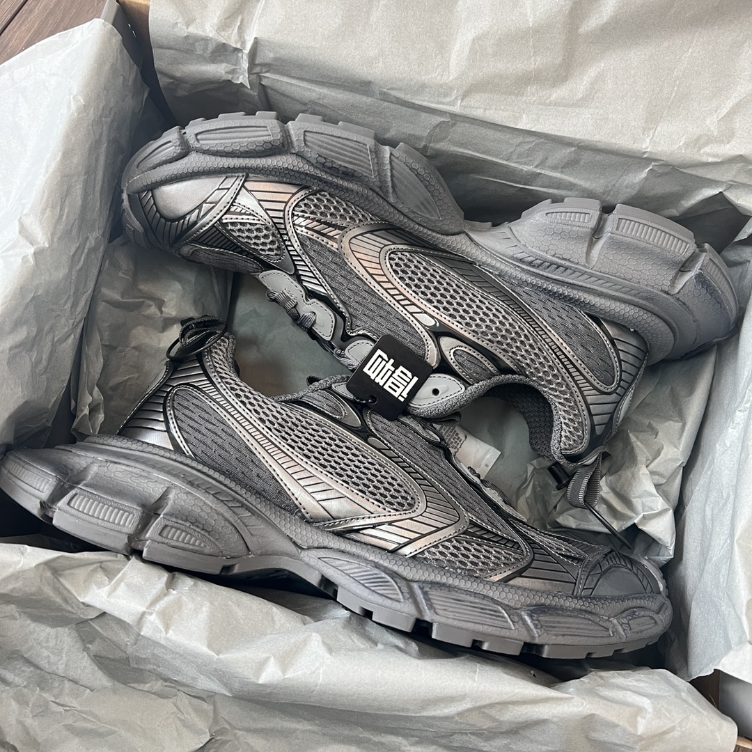 Balenciaga Balenciaga Phantom Sneaker 巴黎世家全新十代潮流跑鞋 在延续 Track Trainer 户外轮廓和复杂鞋面结构的同时