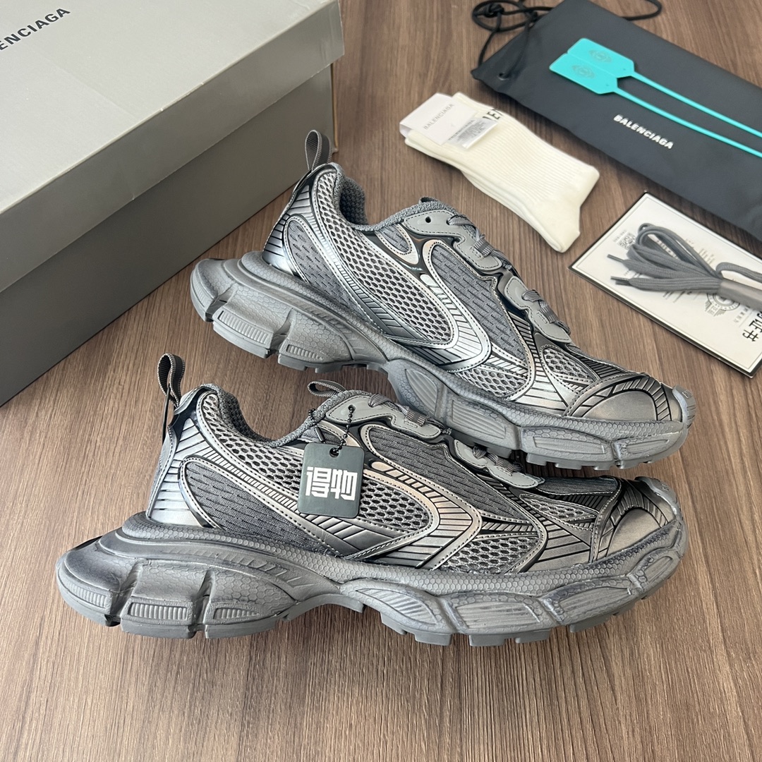 Balenciaga Balenciaga Phantom Sneaker 巴黎世家全新十代潮流跑鞋 在延续 Track Trainer 户外轮廓和复杂鞋面结构的同时