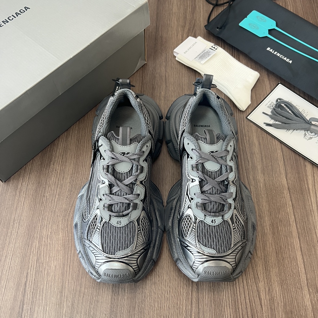 Balenciaga Balenciaga Phantom Sneaker 巴黎世家全新十代潮流跑鞋 在延续 Track Trainer 户外轮廓和复杂鞋面结构的同时
