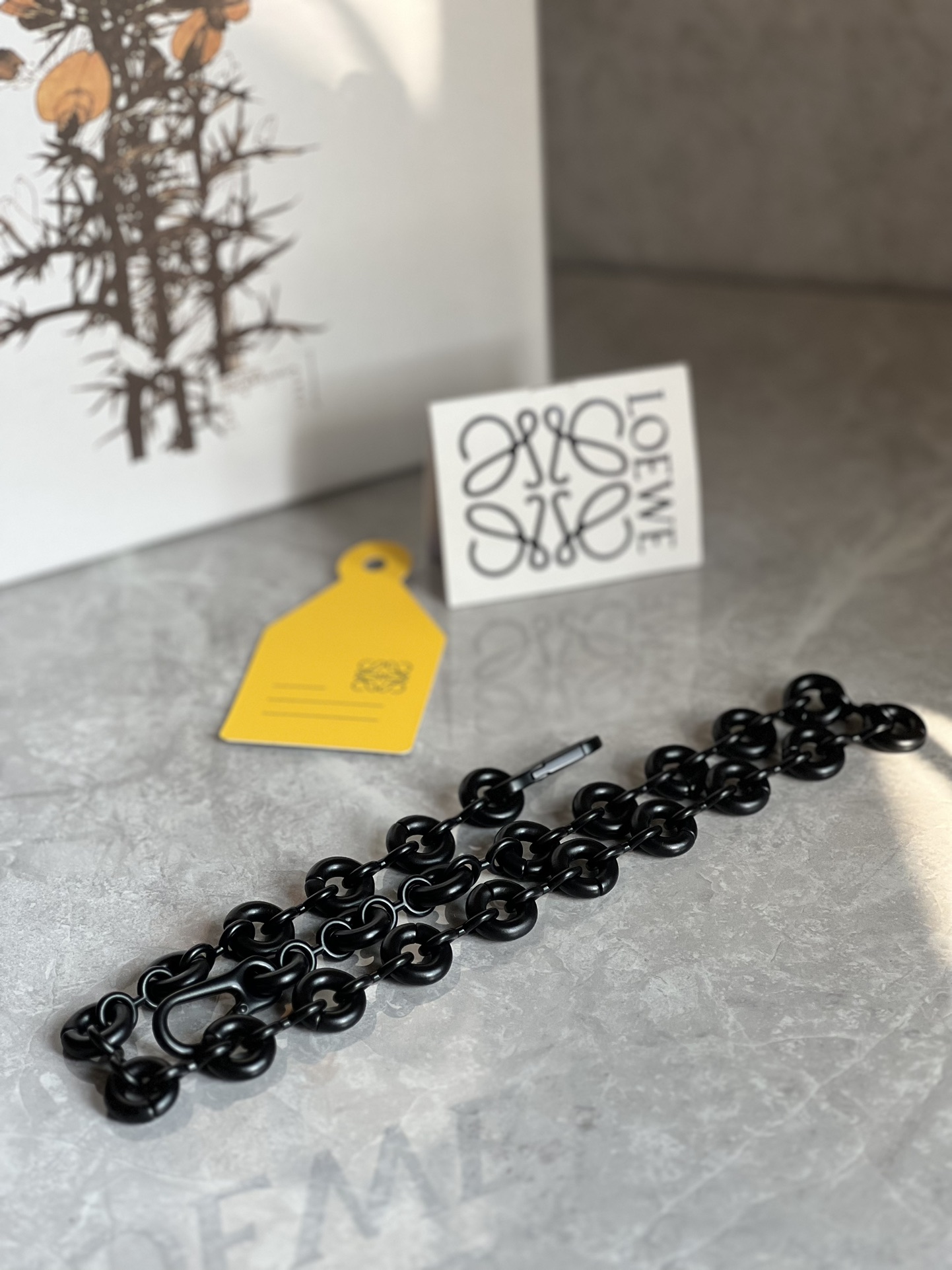 A batch of loewe's new donut chain shoulder straps are available at a special price. They can be matched with any bag. Accessories are not return