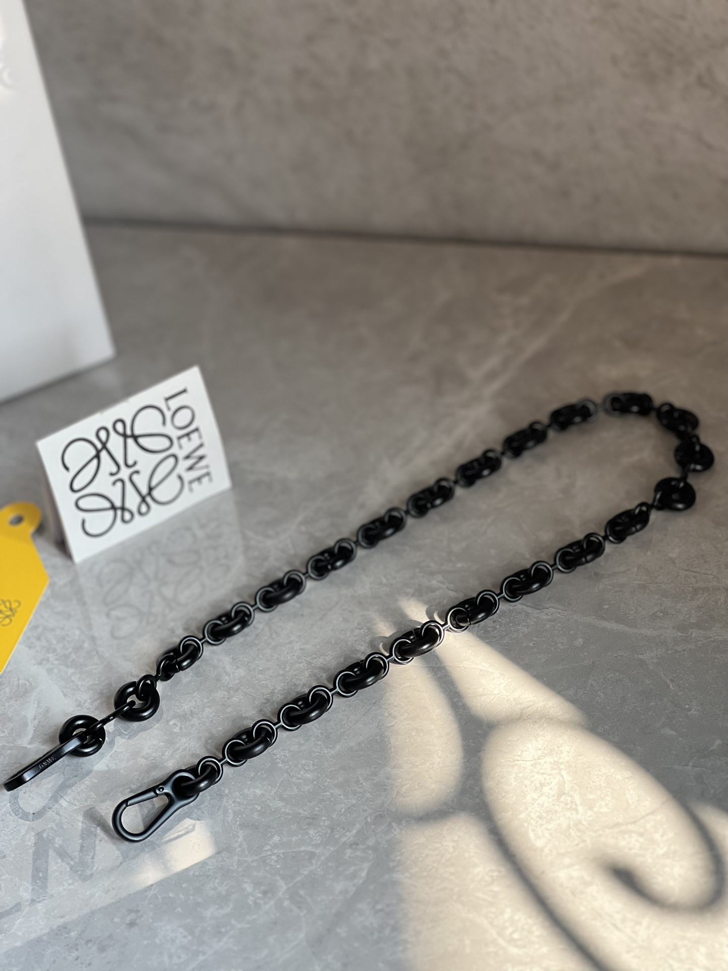 A batch of loewe's new donut chain shoulder straps are available at a special price. They can be matched with any bag. Accessories are not return