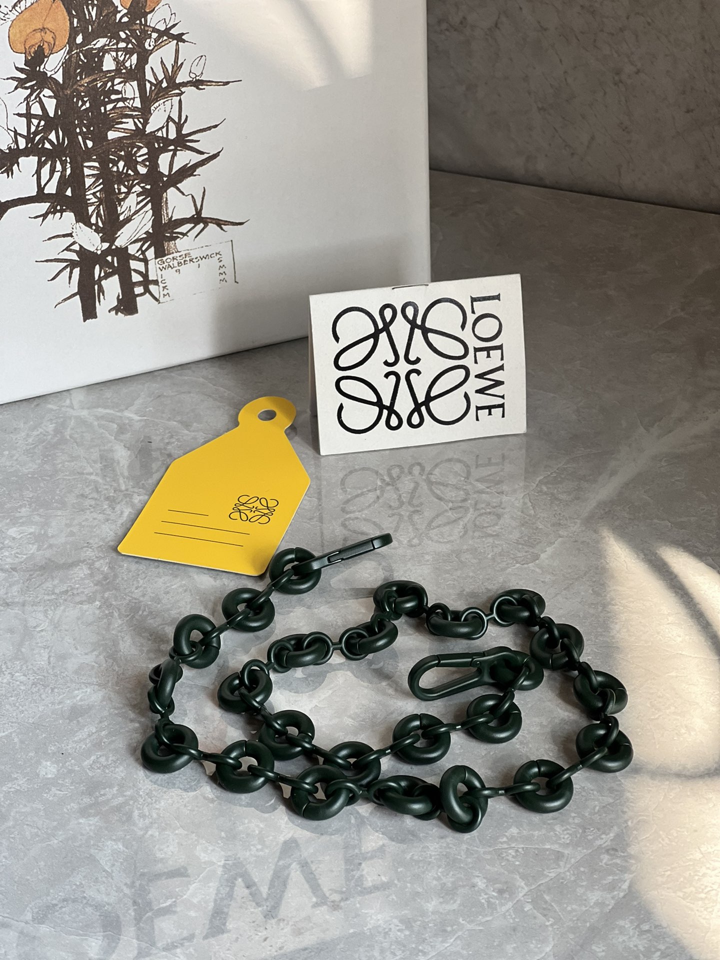 A batch of loewe's new donut chain shoulder straps are available at a special price. They can be matched with any bag. Accessories are not return