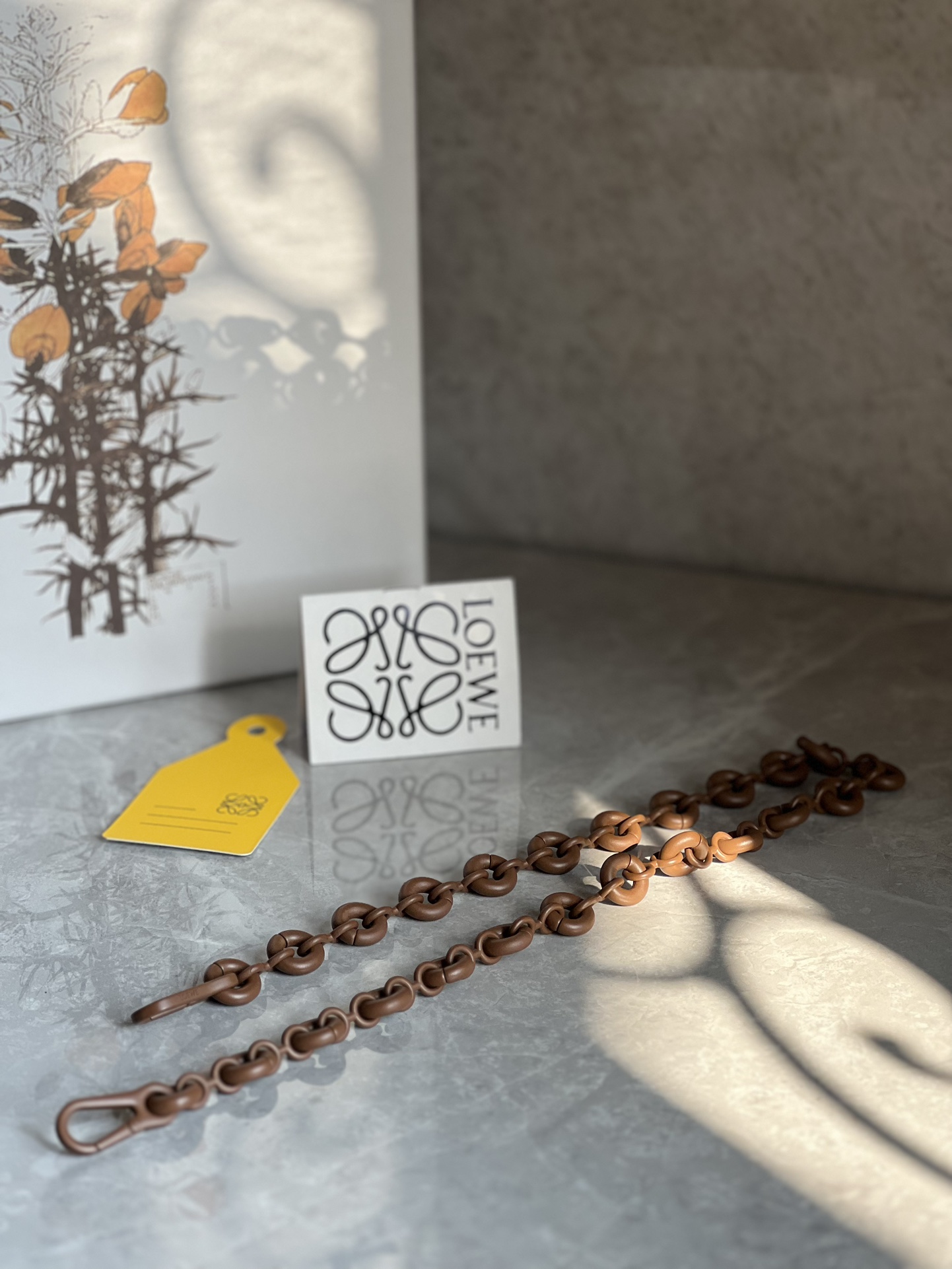 A batch of loewe's new donut chain shoulder straps are available at a special price. They can be matched with any bag. Accessories are not return