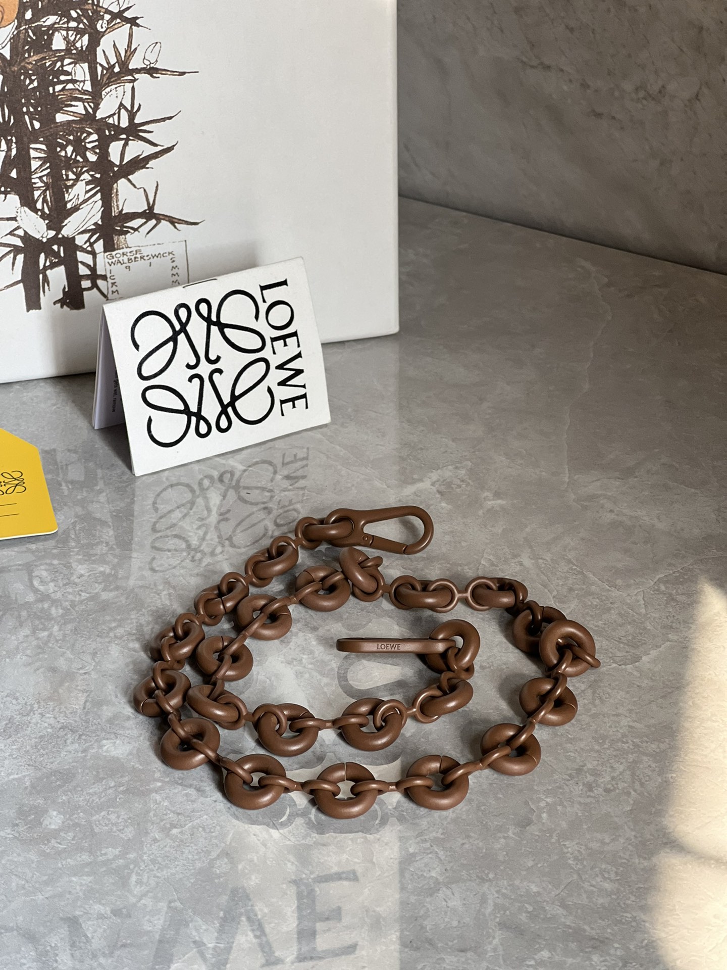 A batch of loewe's new donut chain shoulder straps are available at a special price. They can be matched with any bag. Accessories are not return