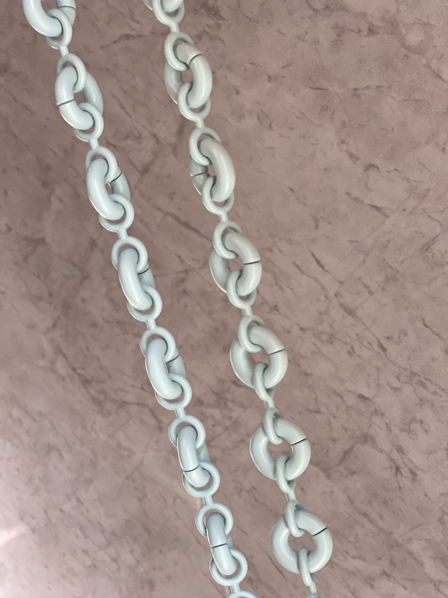 A batch of loewe's new donut chain shoulder straps are available at a special price. They can be matched with any bag. Accessories are not return