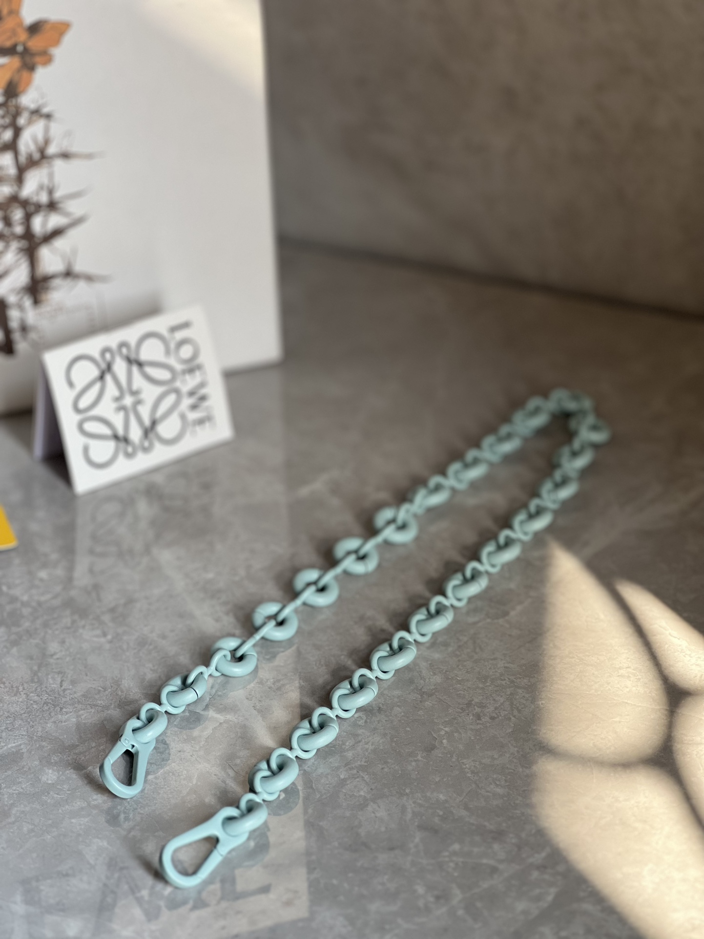 A batch of loewe's new donut chain shoulder straps are available at a special price. They can be matched with any bag. Accessories are not return
