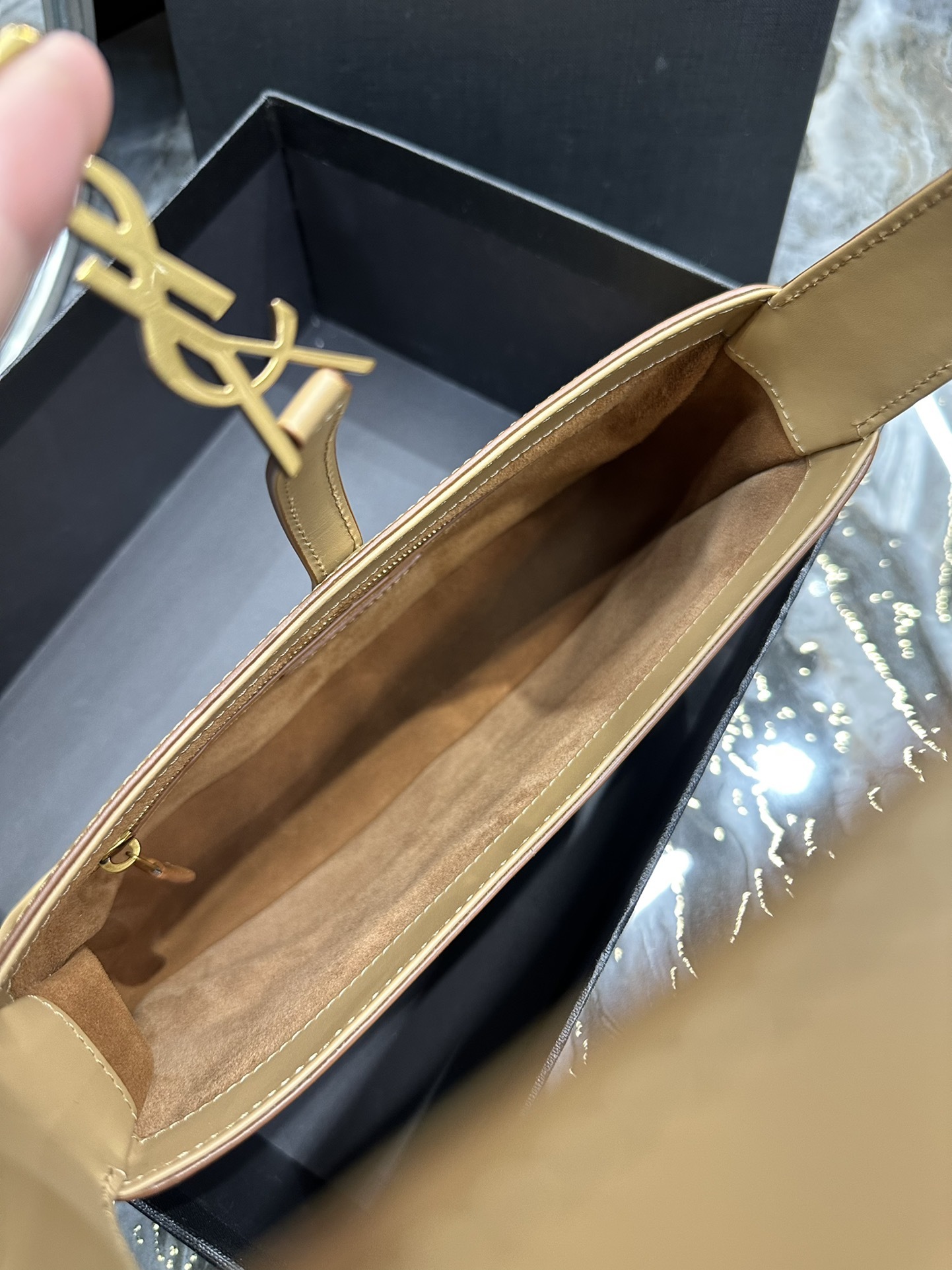 原厂皮杏色_腋下包Le5A7Bag强推️今年的宝藏包包之一!极简外形+金属logo扣开合设计可调节肩带简