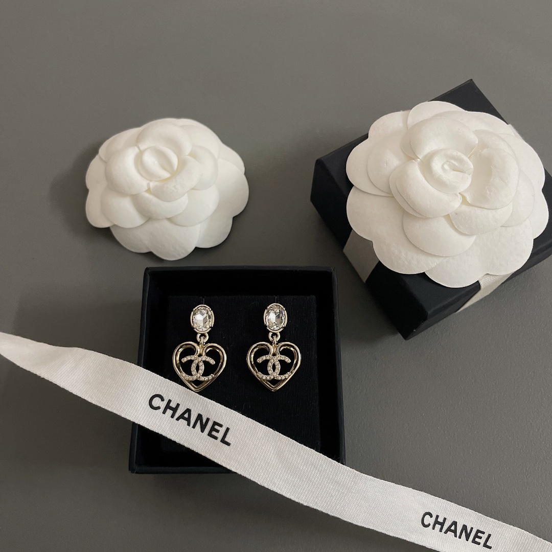 💰280【我们出品【香椭圆钻吊小爱心耳钉】Z 4200，最最最火爆的2023早春最新款❗️全网首发现huo❗️❗️先到先得❗金色/浅金两个颜色️，每期都超爆的爱心系列❗️爱了爱了👍🏻👍🏻很有气质的简约设计，镂空的爱心形状搭配满镶施华洛钻的双c，低调又高级，质感超nice！同系列单款耳钉，长款耳钉，项链，手链，胸针全套开发中都是绝不能错过的必备单品，每一款都被精致与复古所支配，现代时髦感充斥着每一件饰品，不高调，但出众！