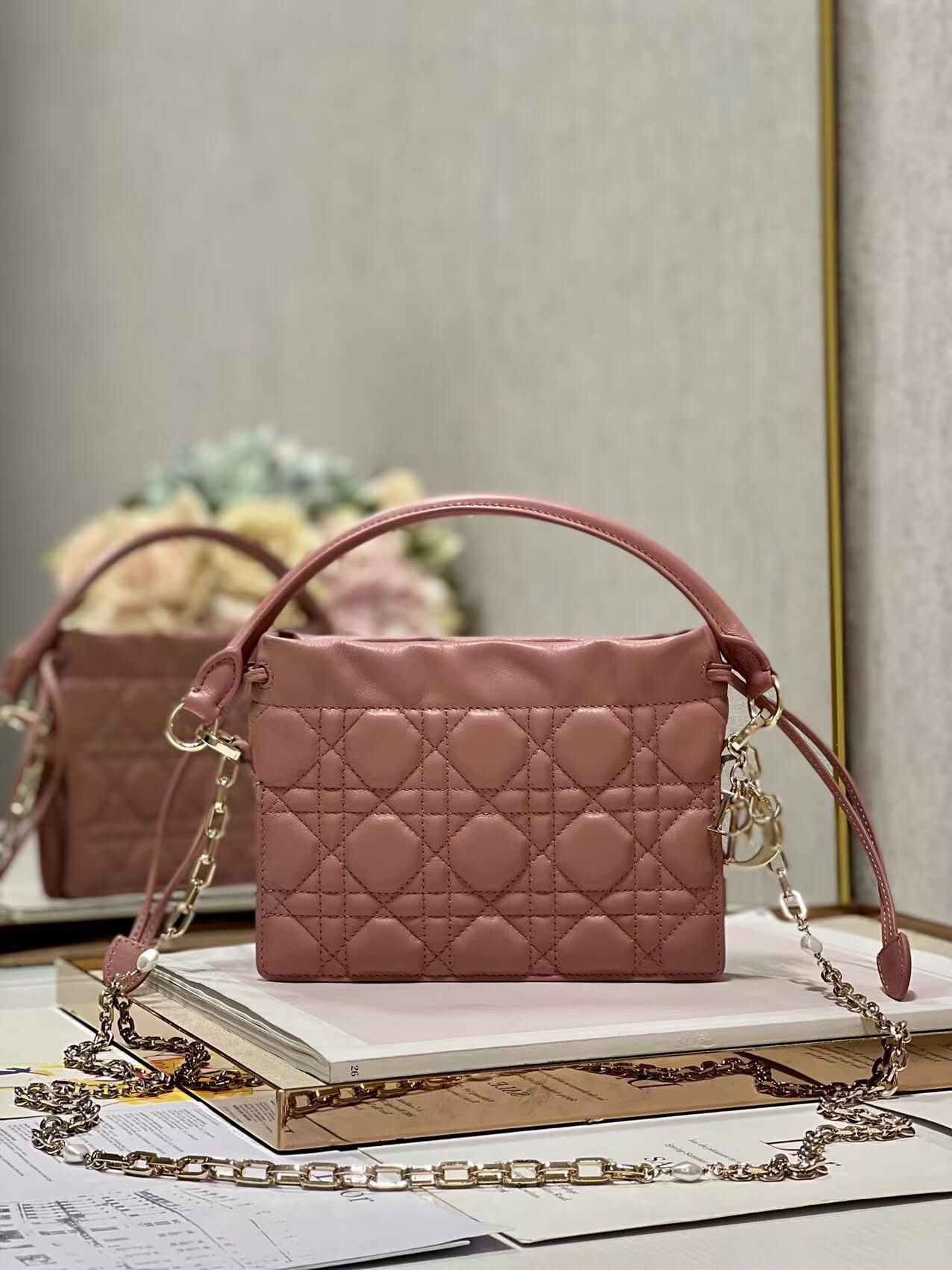 DIOR Lady Dior 迷你手袋 藤格纹羊皮革 抽绳 链条