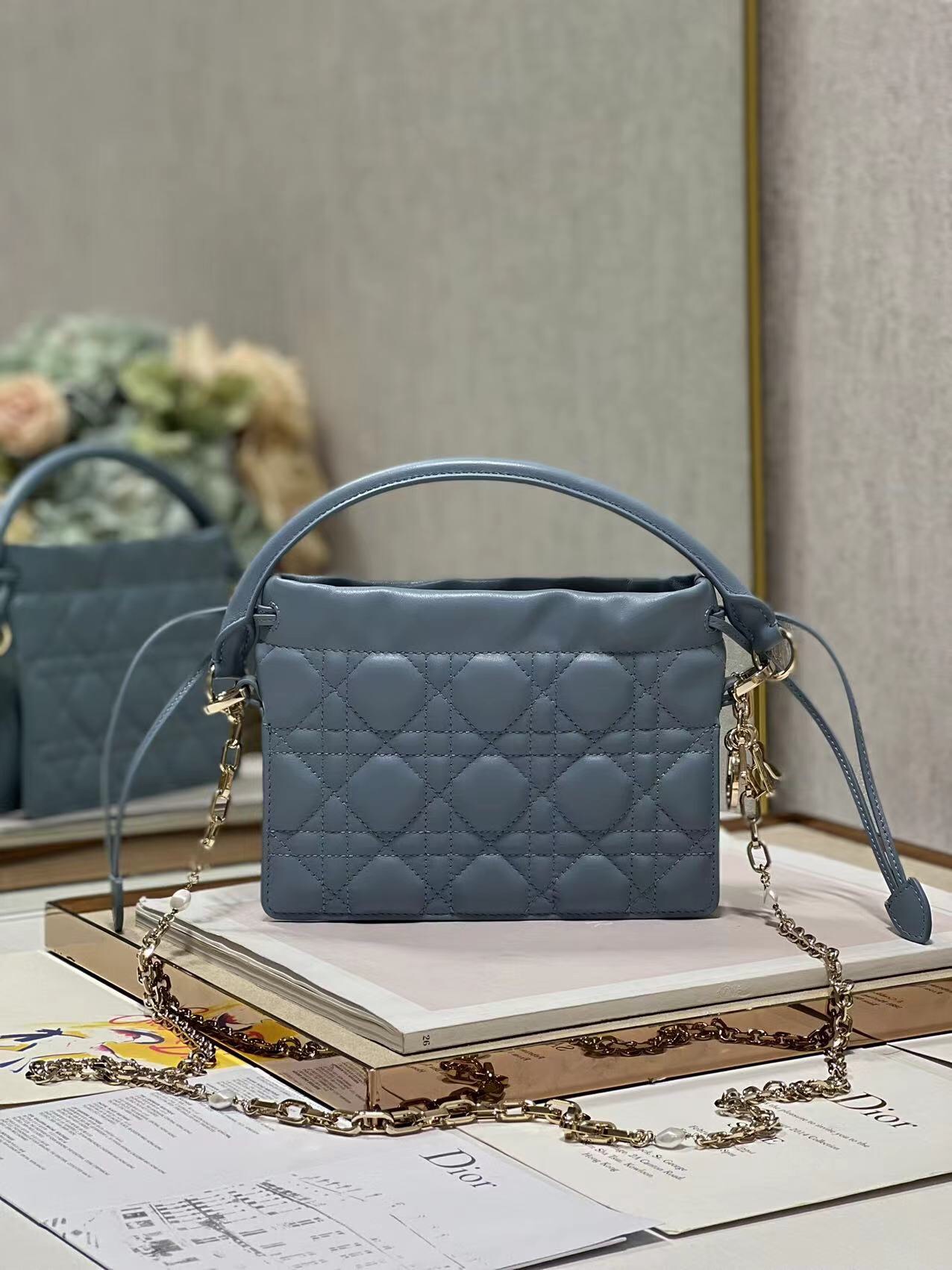 Dior Lady Dior 迷你手袋 天蓝 藤格纹羊皮革 抽绳 链条