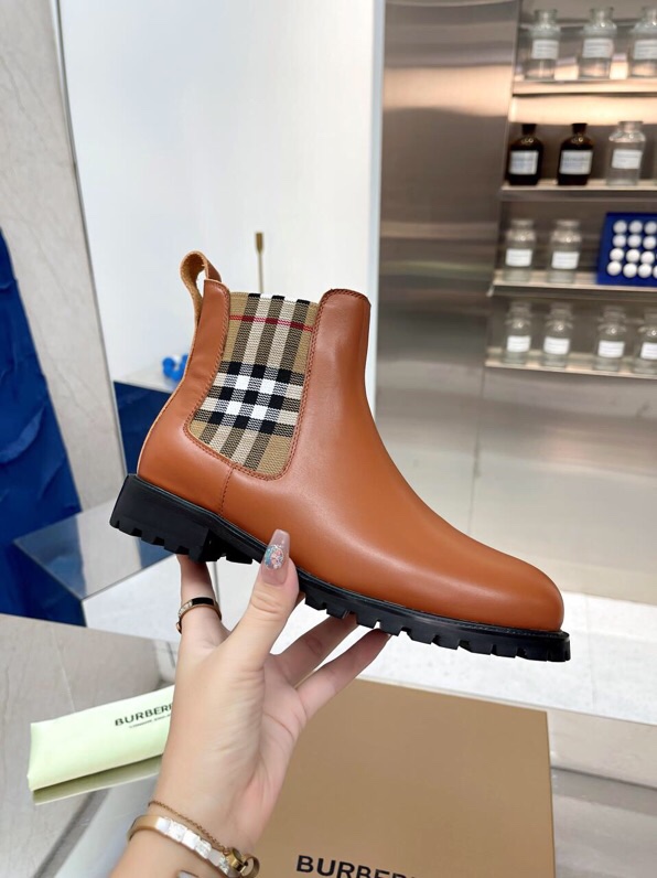 NO:546037,New model - BURBER*Y counter flagship model, designed by famous designers. It is matched with Bajia's unique plaid style. The upper is made of top-grade cowhide + sheepskin lining and sheepskin feet. It is definitely a popular element that leads the fashion this year. At the same time, it continues the classic style design. It looks good no matter how you match it. It inherits its always cool style ~ so you can wear it in style!  It looks handsome and versatile, and it’s also very delicate. Why don’t you buy a pair quickly?  Agents turn pictures quickly!  If you repost the picture, it will explode!  !  !  !  Size 34-40 (34.40.41.42 non-refundable), boots, burberry, burberry, boots, cowhide, sheepskin19860909新款-- BURBER*Y专柜主打款、出自名师设计. 搭配巴家独有的格子风格 鞋面采用顶级牛皮+羊皮内里 羊皮垫脚, 绝对是今年引领时尚的流行元素 同时延续了经典款式的设计, 无论怎么搭都好看 秉承了其一贯酷酷的风格～让你怎么穿都有型！上脚帅气百搭款哦还非常秀气你还有什么理由不赶快购置一双！代理们速速转图！转图必爆！！！！码数34-40(34.40.41.42不退换),靴子,burberry,burberry,boots,cowhide,sheepskin,Women's Shoes