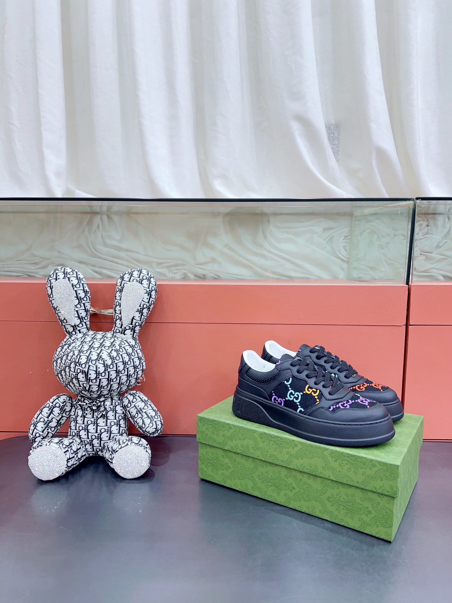 NO:164064,*Certified Brand New Series Lightweight Soft Soft Sole Sports Series!  The design is light luxury retro...thick sole heightened...similar to the upgraded version of classic white shoes!  Original custom cowhide fabric (classic presbyterian cloth, perforated, embossed craft), cowhide inner lining, original foam lightweight sole, heel , 4 heightened thick sole, classic * webbing... 19 colors complete original top-end packaging. With outer box 35-40 women 39-44 men uniform men and women, casual shoes/sports shoes, sneakers, cowhide19860909*已认证 全新 系列轻便软厚底运动系列！ 设计轻奢复古…厚底增高…相似于经典小白鞋的升级版！ 原版定制牛皮面料(经典老花布,穿孔,压纹工艺),牛皮内里、原版发泡轻便大底,后跟还有个 ,4增高厚底,经典*织带…… 19色齐全 原版顶配包装.有外箱 35-40女 39-44男 男女统一,休闲鞋/运动鞋,sneakers,cowhide,Women's Shoes