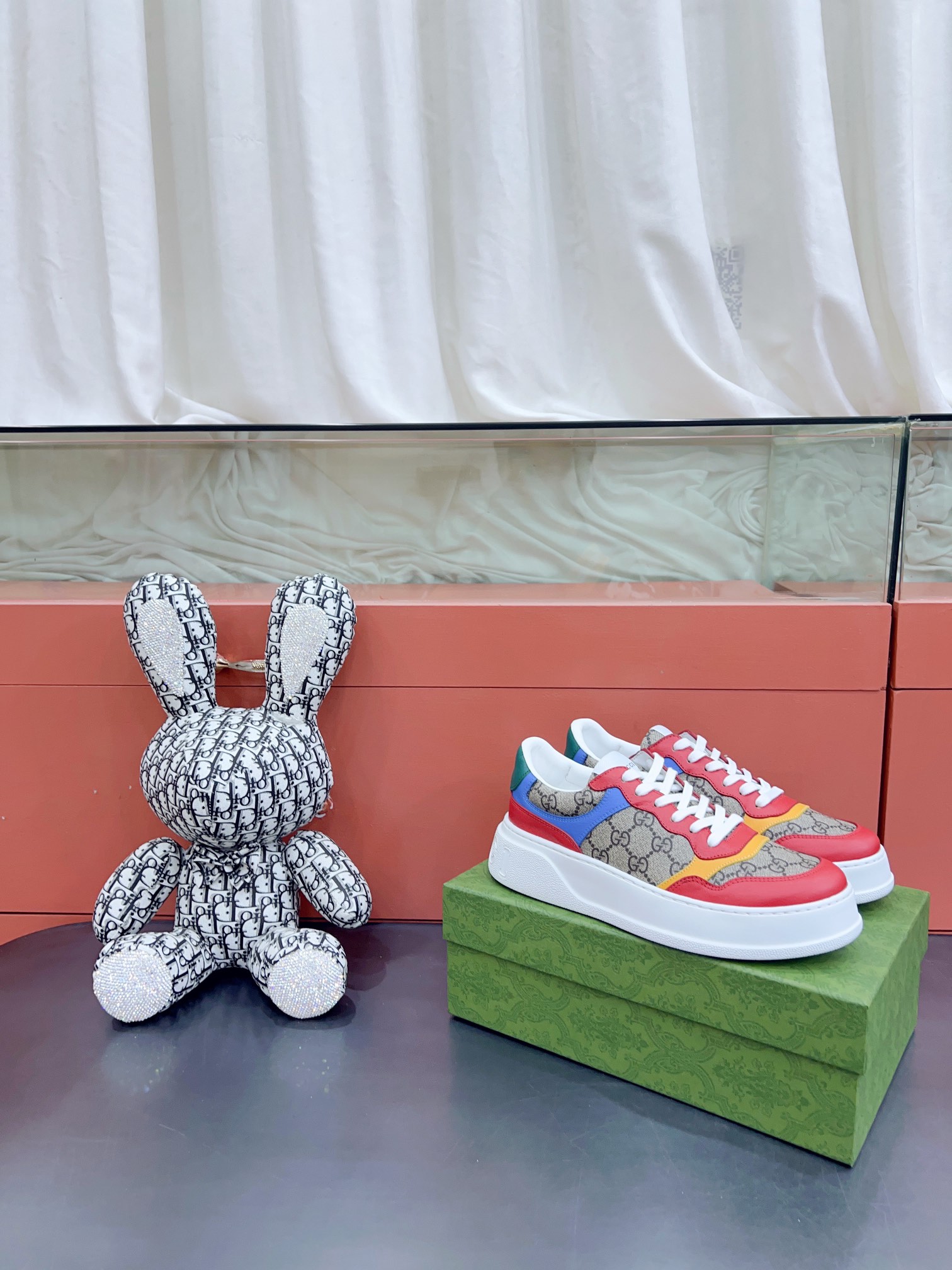 NO:164066,*Certified Brand New Series Lightweight Soft Soft Sole Sports Series!  The design is light luxury retro...thick sole heightened...similar to the upgraded version of classic white shoes!  Original custom cowhide fabric (classic presbyterian cloth, perforated, embossed craft), cowhide inner lining, original foam lightweight sole, heel , 4 heightened thick sole, classic * webbing... 19 colors complete original top-end packaging. With outer box 35-40 women 39-44 men uniform embroidery/printing, casual shoes/sports shoes, sneakers, cowhide19860909*已认证 全新 系列轻便软厚底运动系列！ 设计轻奢复古…厚底增高…相似于经典小白鞋的升级版！ 原版定制牛皮面料(经典老花布,穿孔,压纹工艺),牛皮内里、原版发泡轻便大底,后跟还有个 ,4增高厚底,经典*织带…… 19色齐全 原版顶配包装.有外箱 35-40女 39-44男 男女统一 刺绣/打印,休闲鞋/运动鞋,sneakers,cowhide,Women's Shoes