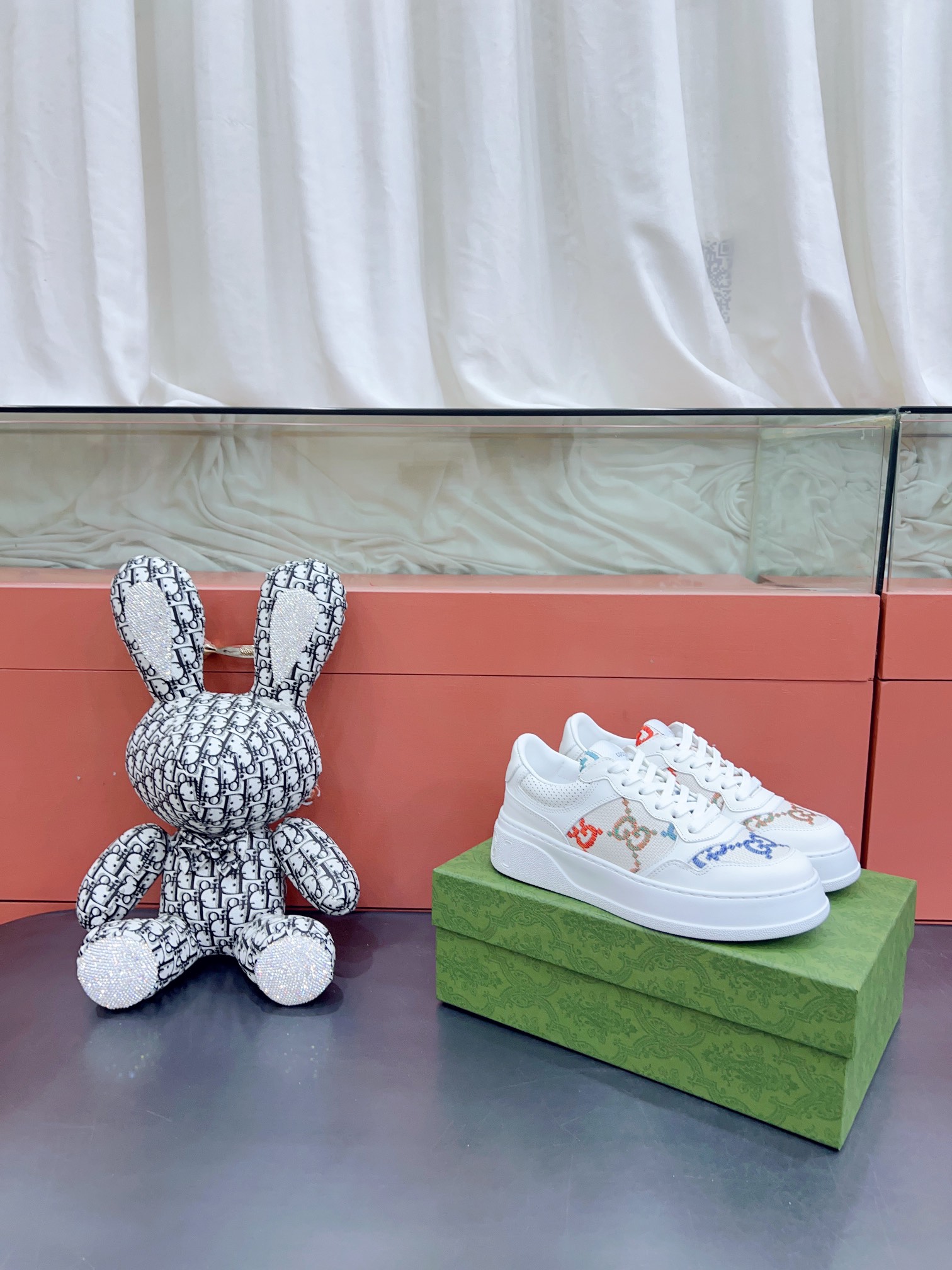 NO:164068,*Certified Brand New Series Lightweight Soft Soft Sole Sports Series!  The design is light luxury retro...thick sole heightened...similar to the upgraded version of classic white shoes!  Original custom cowhide fabric (classic presbyterian cloth, perforated, embossed craft), cowhide inner lining, original foam lightweight sole, heel, 4 heightened thick sole, classic * webbing... 19 colors complete original top-end packaging. With outer box 35-40 women 39-44 men, uniform men and women, casual shoes/sports shoes, sneakers, cowhide19860909*已认证 全新 系列轻便软厚底运动系列！ 设计轻奢复古…厚底增高…相似于经典小白鞋的升级版！ 原版定制牛皮面料(经典老花布,穿孔,压纹工艺),牛皮内里、原版发泡轻便大底,后跟还有个 ,4增高厚底,经典*织带…… 19色齐全 原版顶配包装.有外箱 35-40女 39-44男 男女统一,休闲鞋/运动鞋,sneakers,cowhide,Women's Shoes