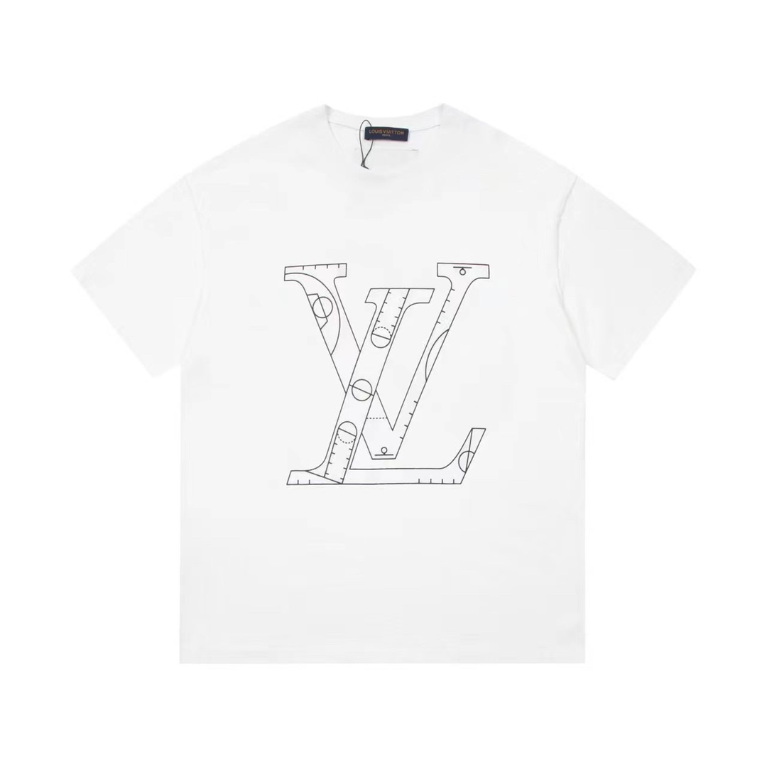 P\n LOUIS VUITTON 路易威登x NBA 联名款logo印花金典圆领短袖\n定制ZS克同缸染面料  手感非常舒服  \n秋冬最新砖柜同步 OS落肩版型 时尚又个性  超级百搭好看的一款  男女同款！\nColour：黑色/白色\nSize：XS~L