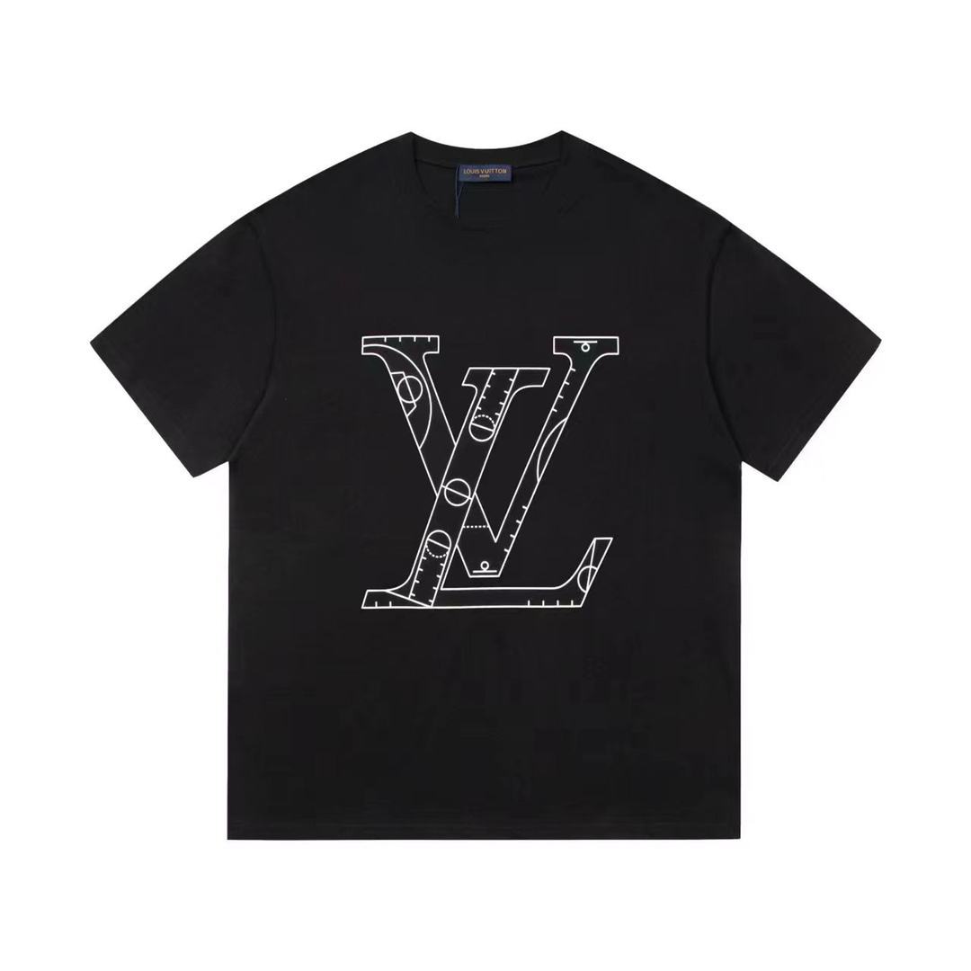 pYW LOUIS VUITTON 路易威登x NBA 联名款logo印花金典圆领短袖\n定制ZS克同缸染面料  手感非常舒服  \n秋冬最新砖柜同步 OS落肩版型 时尚又个性  超级百搭好看的一款  男女同款！\nColour：黑色/白色\nSize：XS~L