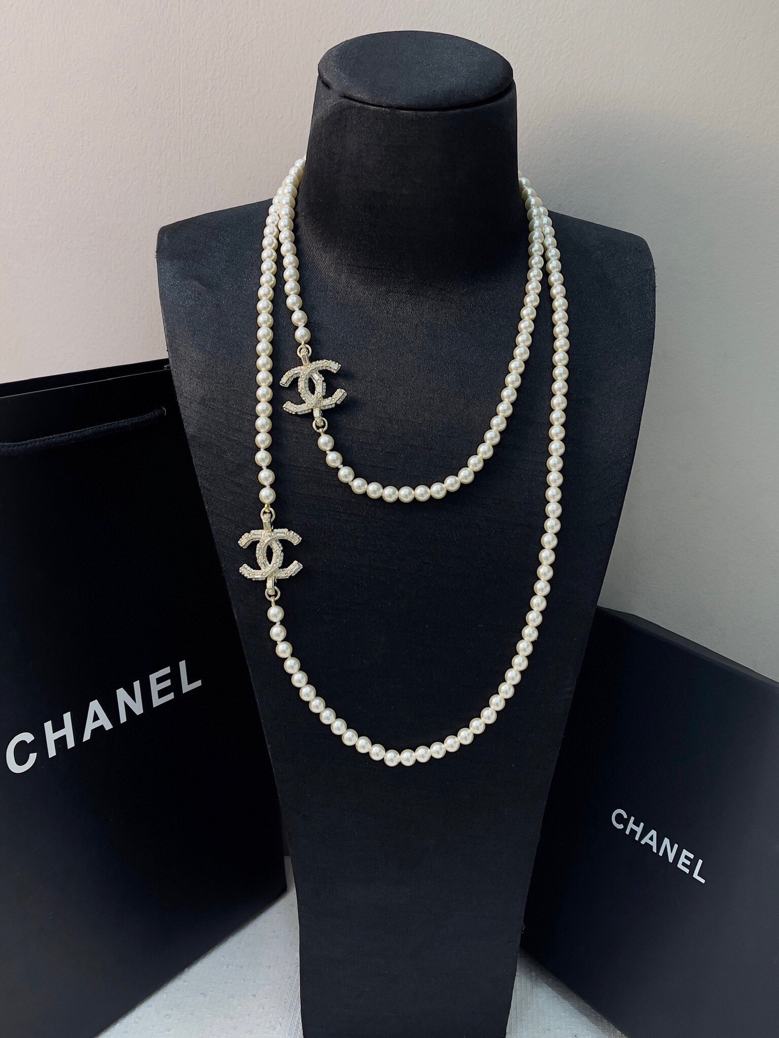 NO:104132,Ch@nel Pearl Sweater Chain The unique square diamond stitching handcrafting technique creates a double C with a undulating three-dimensional visual effect, paired with a pearl short necklace. It is exquisite and unique, simple and versatile without losing its exquisiteness. Chanel necklace, chanel, sweaters, necklace19860909Ch@nel 珍珠毛衣链 独到的方钻铺镶手工技艺,打造出绵延起伏的立体视觉效果的双C,搭配珍珠短项链.精美别致,简约百搭又不失精致.,香奈儿项链,chanel,sweaters,necklace,Jewelry