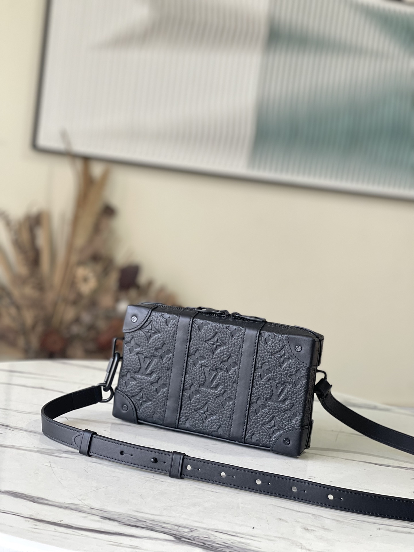 Louis Vuitton  M80224 Soft Trunk Wallet 手袋采用压印 Monogram 图案的 Taurillon 皮革塑造紧凑方正构型，其皮革边角源自品牌传统硬箱 系上肩带，即可舒适斜挎 尺寸：22.5 x 14 x 5 cm