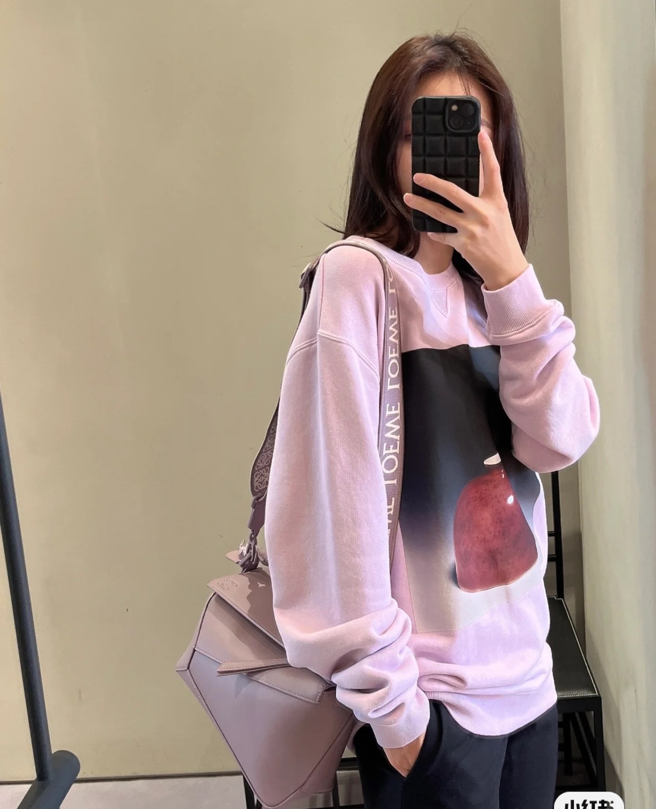 NO:552660,Satin cowhide uzzle with tonal shiny hardware, tonal jacquard straps, tonal ceramic bunny charm~,,cowhide19860909缎面牛皮革uzzle 配有同色系闪亮五金件 同色系提花带子 同色系陶瓷小兔挂饰～,,cowhide,Bag