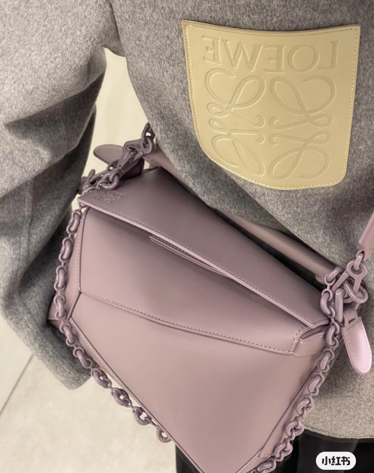 NO:552649,Loewe single color glaze light coffee leather glaze purple self-made puzzle with wide shoulder straps and cute bunny, Puzzle Edge satin, loewe19860909Loewe单色釉之浅咖皮釉紫 自带宽肩带的uzzle 还有可爱的兔兔,Puzzle Edge缎面,loewe,Bag