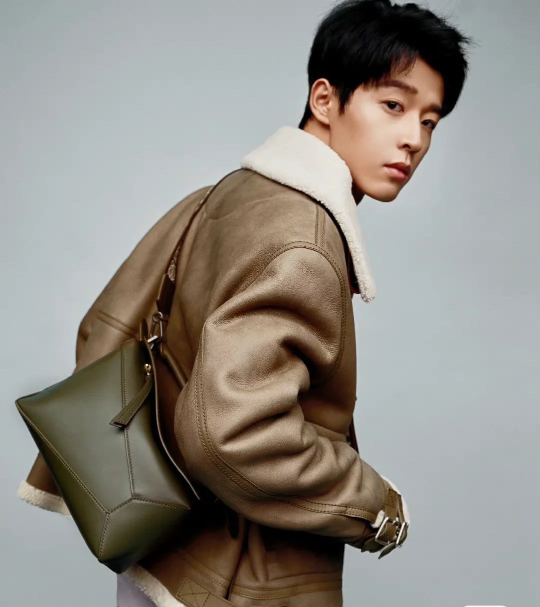 NO:193583,This tea leaf glaze green is really beautiful, it feels very touching, and it is cool on the upper body!  ,Puzzle Edge Satin,Dolce & Gabbana19860909这款茶叶末釉绿色真的好好看,特别有感觉,上身酷酷的！,Puzzle Edge缎面,Dolce&Gabbana,Bag