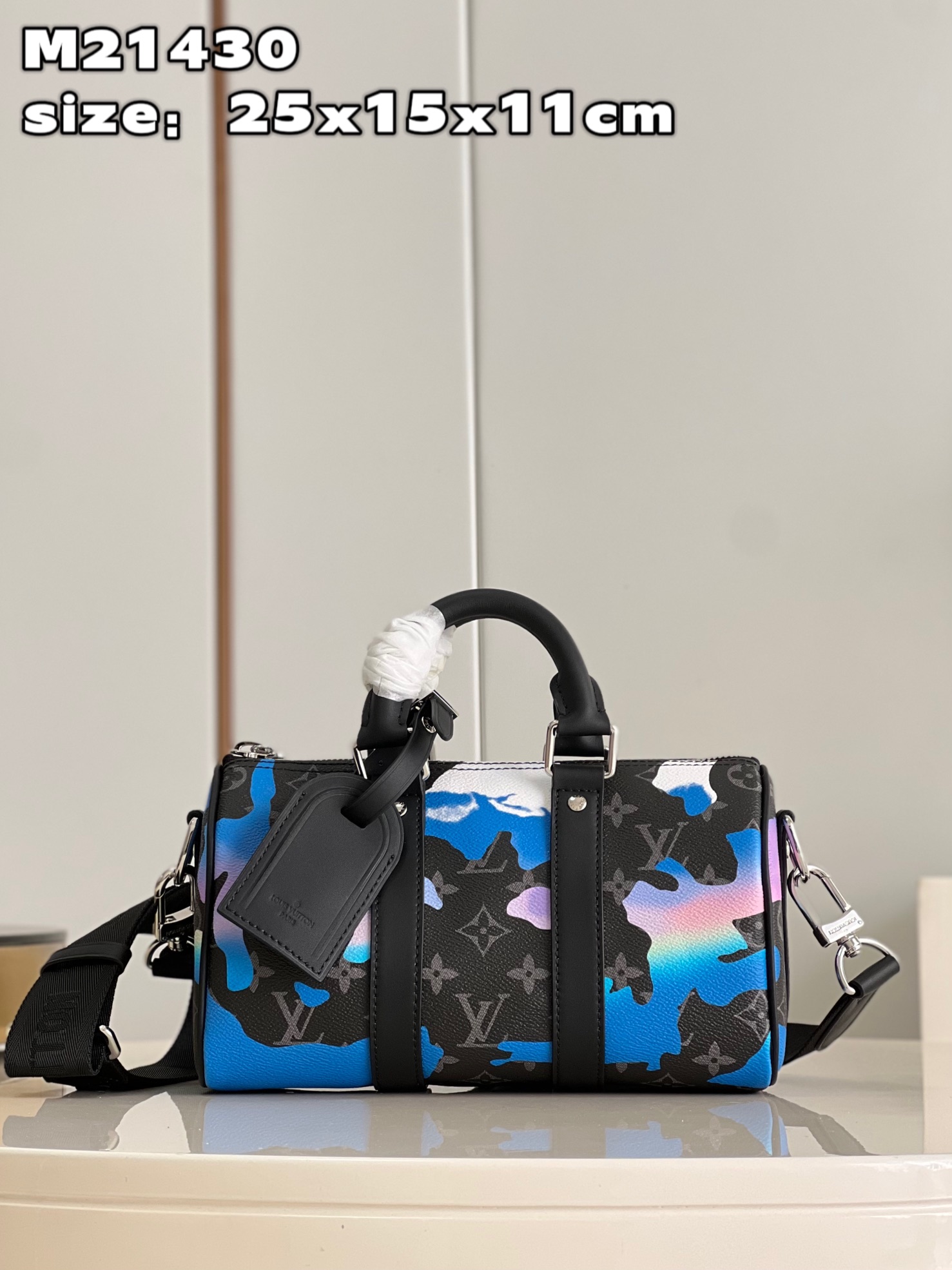NO:399632,[Exclusive real shot M21430] At the end of the year, Room with a View Holiday Series launched this Keepall handbag, which depicts the beautiful light and shadow at sunrise on the Monogram Eclipse canvas, meaning infinite hope for freedom. The LV letters form a freehand cloud pattern, and interestingly interpret the classic elements of Louis Vuitton. Size25x15x11cm (length x height x width) Z.650, LV [original leather], louis vuitton, louis vuitton19860909【独家实拍 M21430】 年末 Room with a View 假日系列推出此款 Keepall 手袋,在 Monogram Eclipse 帆布之上描绘日出时分的旖旎光影,寓意对自由的无限希冀.LV 字母组成写意云朵图案,趣味演绎路易威登的经典元素.size25x15x11cm (长度 x 高 x 宽) Z.650,LV【原厂皮】,louis vuitton,louis vuitton,Bag