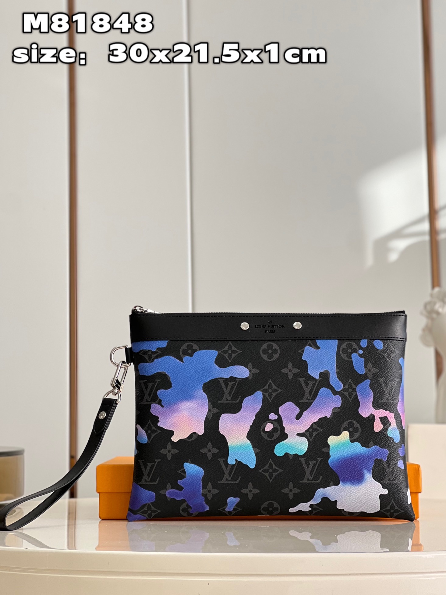NO:399635,【Exclusive real shot M81848】To-Go clutch comes from Louis Vuitton. The end of the year Room with a View series, depicting poetic sunrise on the Monogram Eclipse canvas, making the floating clouds spell out the LV logo, meaning an infinite longing for a new day. The functional design can accommodate files and small electronic devices size30x21.5x1cm Z.,LV [original leather],louis vuitton,louis vuitton,handbag19860909【独家实拍 M81848】To-Go 手拿包出自路易威登 年末 Room with a View 系列,在 Monogram Eclipse 帆布之上描绘诗意日出,令飘浮云朵图案拼出 LV 标识,寓意对崭新一日的无限憧憬.功能设计可容纳文件和小型电子设备 size30x21.5x1cm Z.,LV【原厂皮】,louis vuitton,louis vuitton,handbag,Bag