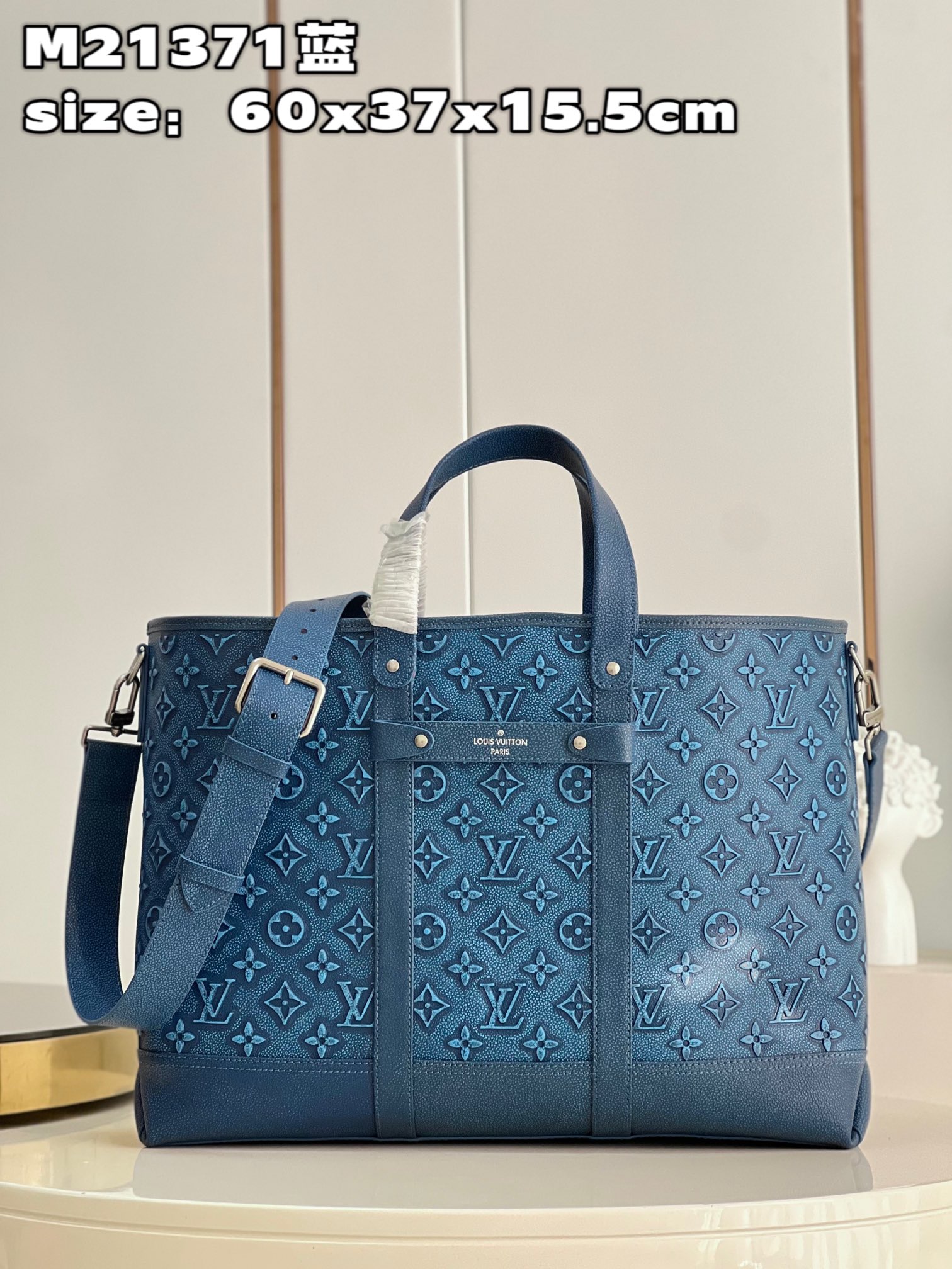 NO:399614,【Exclusive real photo M21371 blue】This Tote Journey handbag is made of cowhide leather, cowhide leather shaped multi-inner bag design, top handle and removable shoulder strap to achieve multiple carrying options, which meets the rhythm of contemporary urban life.size60x37x15.5cm Z.1150【Warm reminder This model does not match the packaging】, LV【original leather】, louis vuitton, cowhide19860909【独家实拍 M21371蓝】本款 Tote Journey手提包取材牛皮革,牛皮革塑造多内袋设计,顶部手柄和可拆卸肩带实现多种背携选择,契合当代都市生活节奏.size60x37x15.5cm Z.1150【温馨提示 此款不配包装】,LV【原厂皮】,louis vuitton,cowhide,Bag